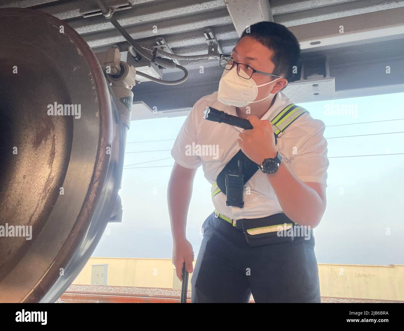 (220603) -- VIENTIANE, 3 giugno 2022 (Xinhua) -- un lavoratore della Laos-China Railway Co., Ltd. (LCRC) esamina un treno ad alta velocità alla stazione Vientiane della ferrovia in Laos il 28 maggio 2022. La ferrovia Cina-Laos, con un semestre di attività, ha consegnato oltre 4 milioni di tonnellate di merci a partire da giovedì, ha affermato l'operatore ferroviario cinese. Come progetto di riferimento nell'ambito dell'iniziativa Belt and Road, la ferrovia di 1.035 km collega la Kunming cinese con la capitale laotiana Vientiane. (Foto di di Tengjiao/Xinhua) Foto Stock