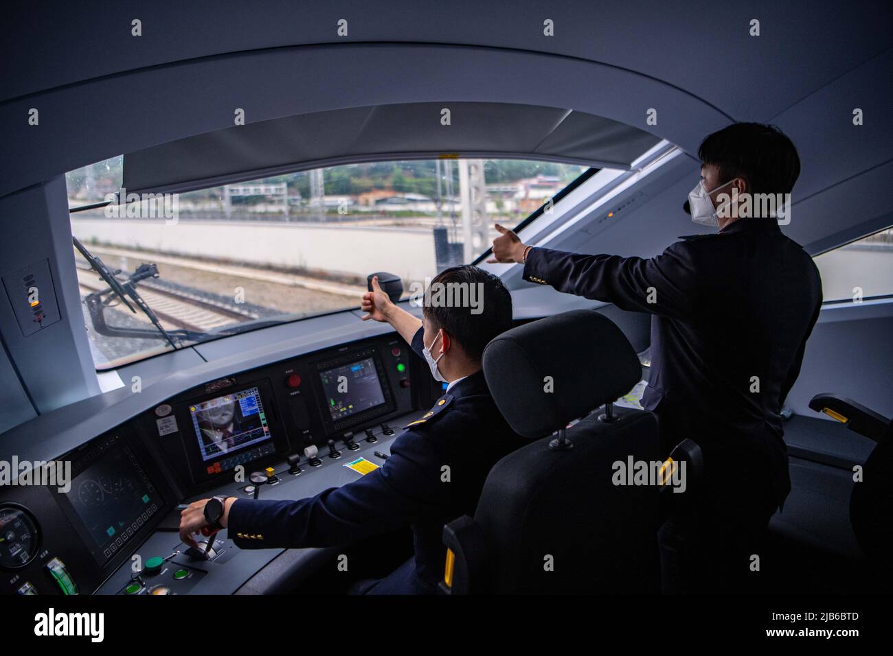 Kunming. 1st giugno 2022. I conducenti lavorano nell'abitacolo di un treno ad alta velocità Fuxing che opera sulla China-Laos Railway il 1 giugno 2022. La ferrovia Cina-Laos, con un semestre di attività, ha consegnato oltre 4 milioni di tonnellate di merci a partire da giovedì, ha affermato l'operatore ferroviario cinese. Come progetto di riferimento nell'ambito dell'iniziativa Belt and Road, la ferrovia di 1.035 km collega la Kunming cinese con la capitale laotiana Vientiane. Credit: Jiang Wenyao/Xinhua/Alamy Live News Foto Stock