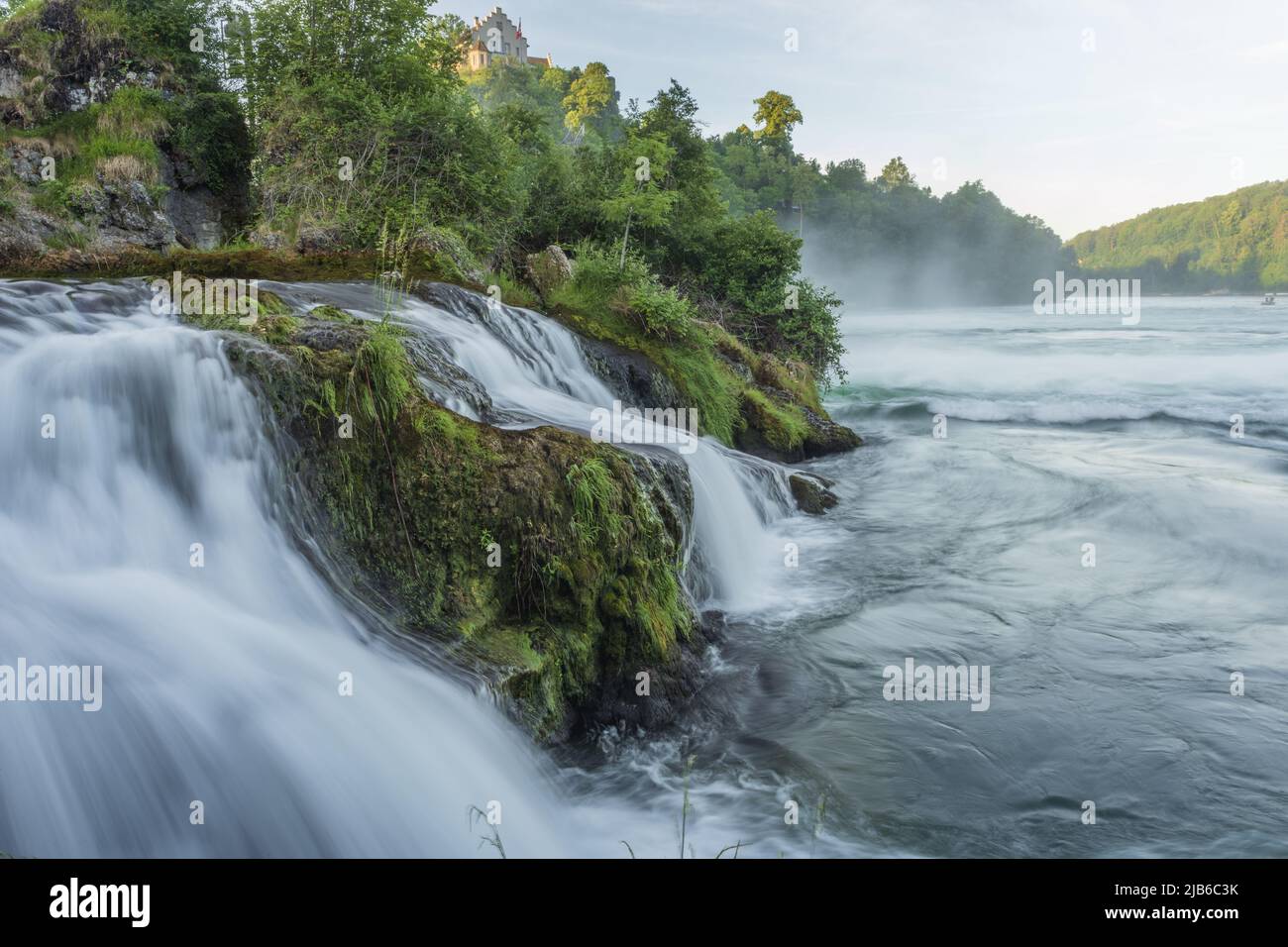 Cascata delle Cascate del Reno in primavera, le cascate più grandi d