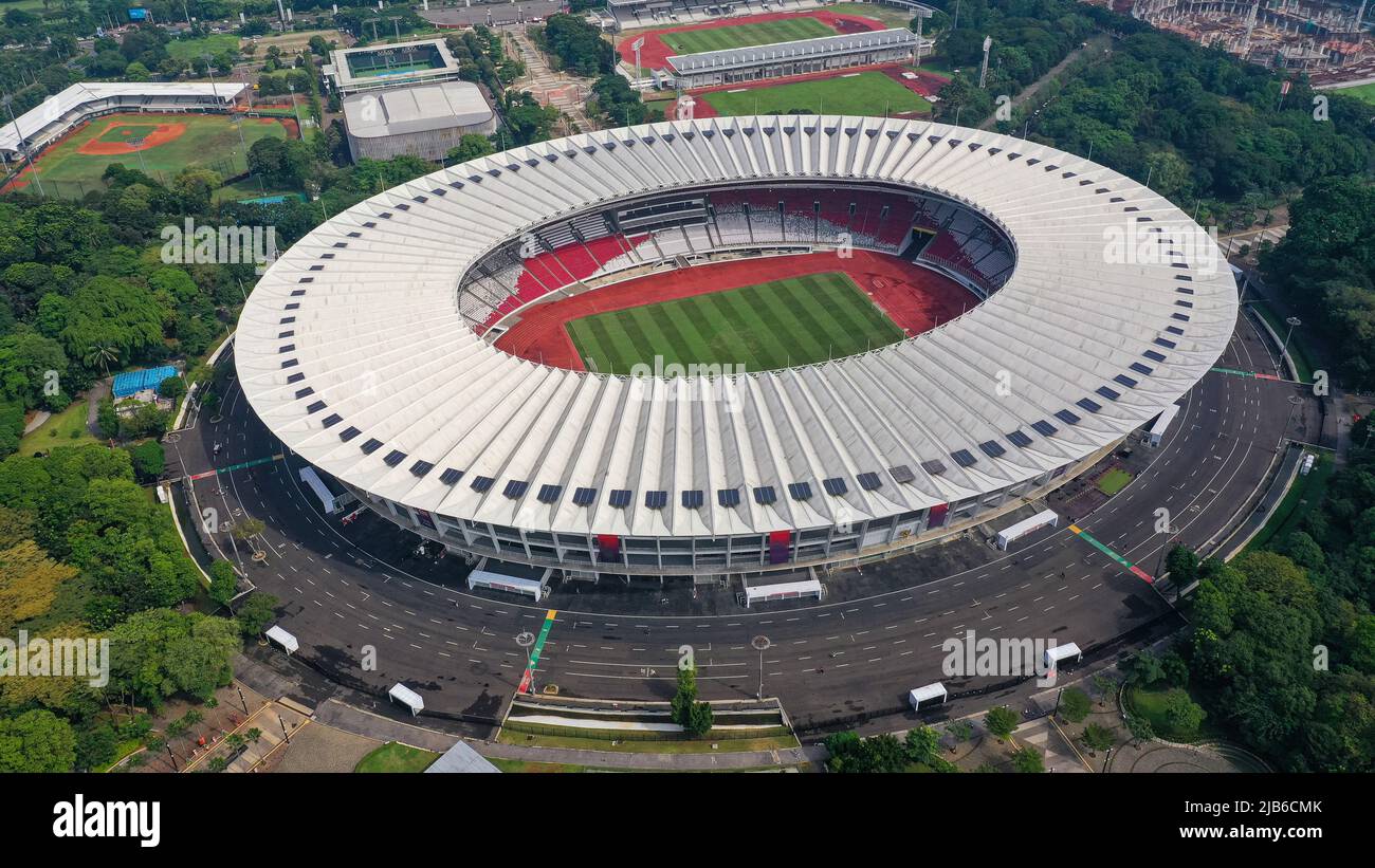 Vista aerea dall'alto dello splendido scenario dello stadio Senayan, con sfondo urbano di Giacarta Foto Stock