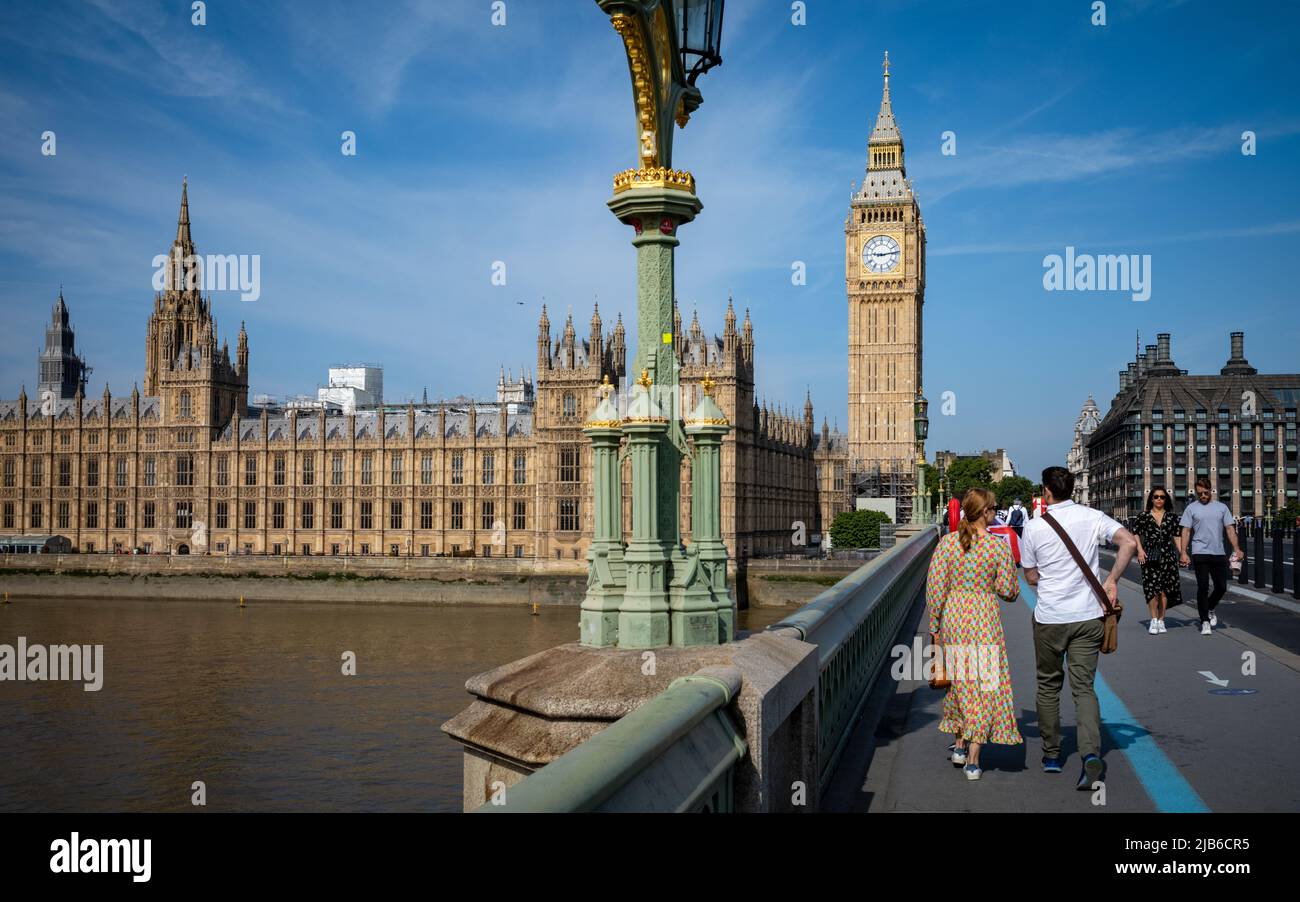 La gente passeggia sul Ponte di Westminster vicino al Parlamento e al Big ben a Londra, Regno Unito. Foto Stock