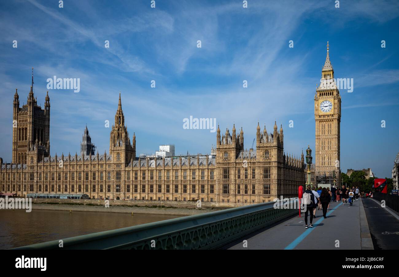 La gente passeggia sul Ponte di Westminster vicino al Parlamento e al Big ben a Londra, Regno Unito. Foto Stock