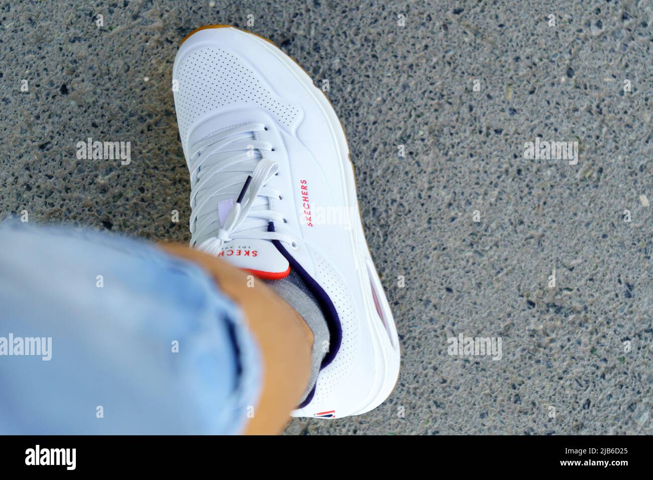 Tyumen, Russia-27 aprile 2022: Scarpe da ginnastica bianche logo los  angeles di Skechers. Messa a fuoco selettiva Foto stock - Alamy