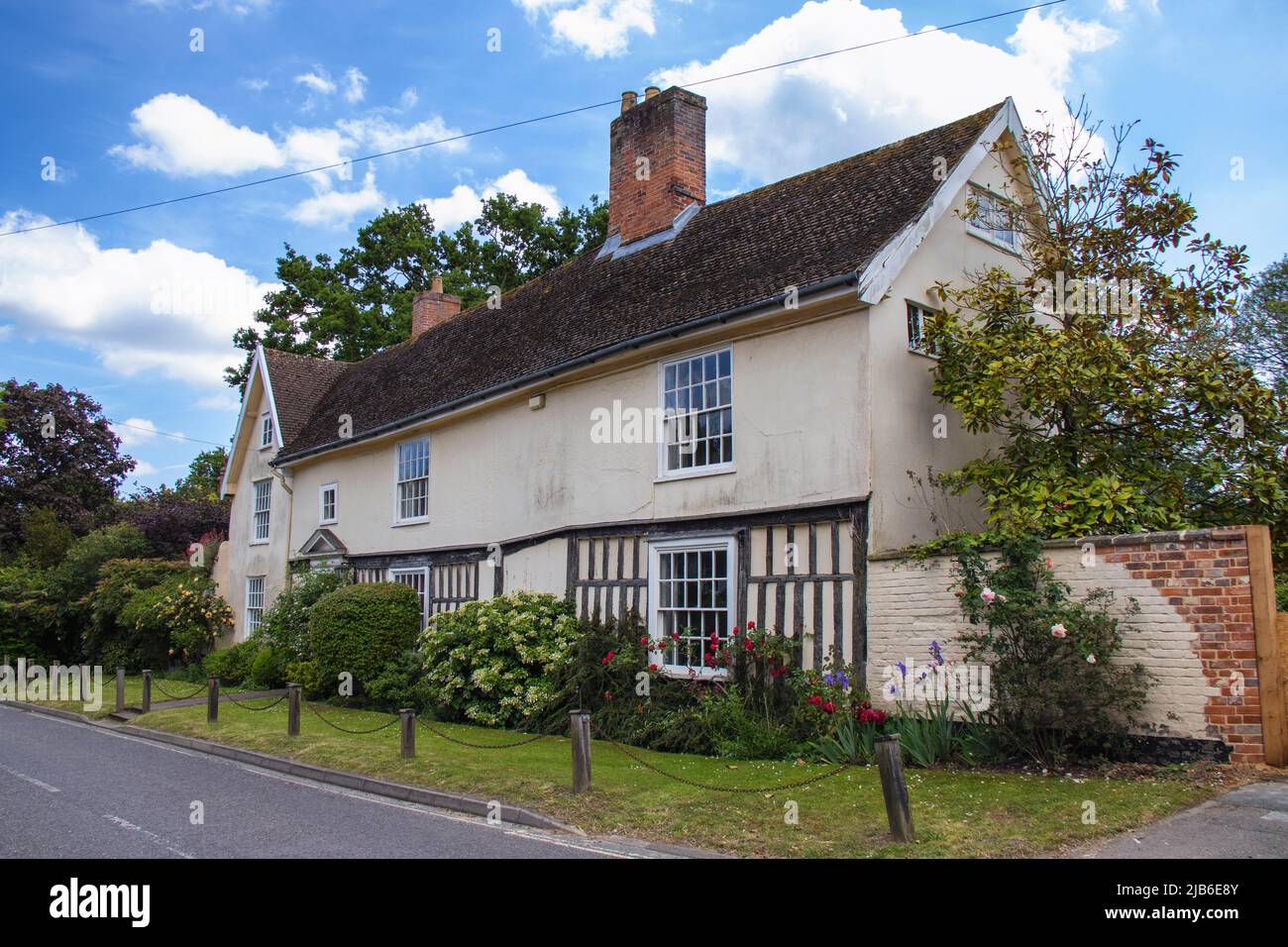 Un vecchio cottage in una piccola città di mercato nel Suffolk rurale, Regno Unito Foto Stock