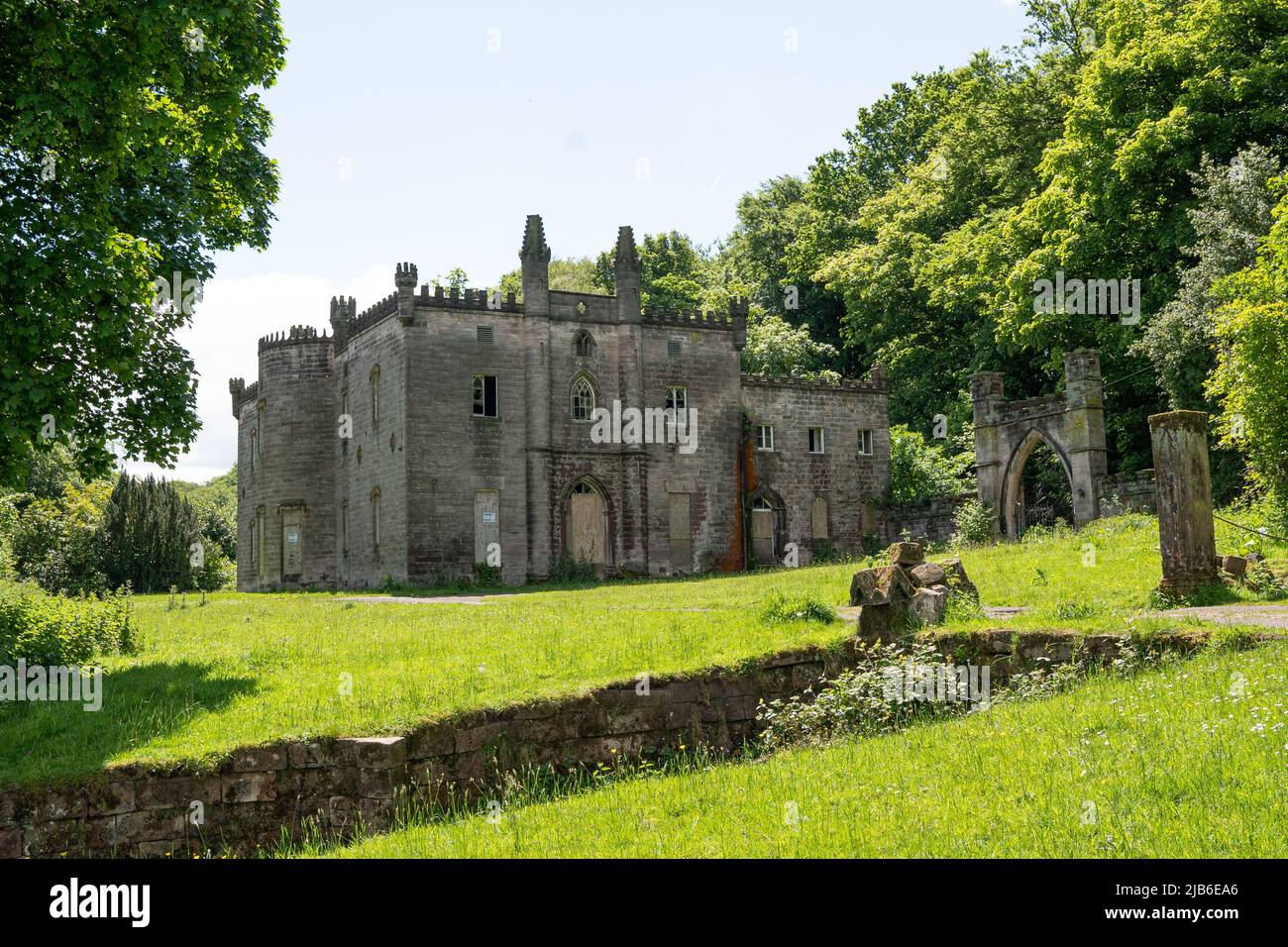Le rovine della storica abbazia di Roche sono circondate da una lussureggiante campagna nello Staffordshire Foto Stock
