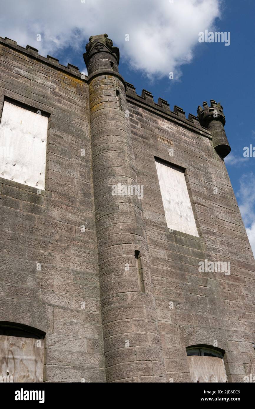 Storica torre del castello in pietra con torrette contro il cielo blu nello Staffordshire Foto Stock