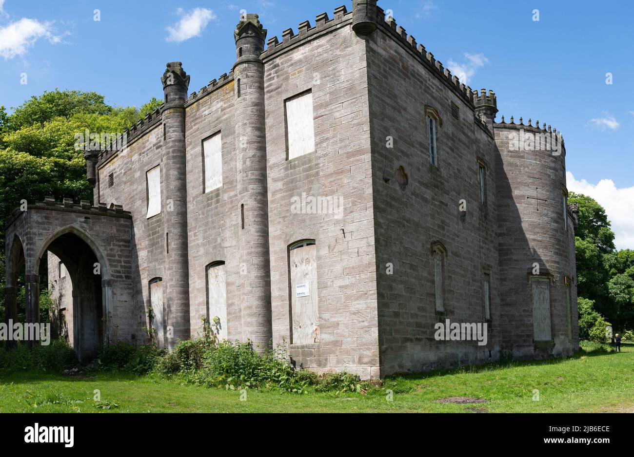 Rovine storiche di castelli in pietra con torri merlate nella campagna dello Staffordshire Foto Stock