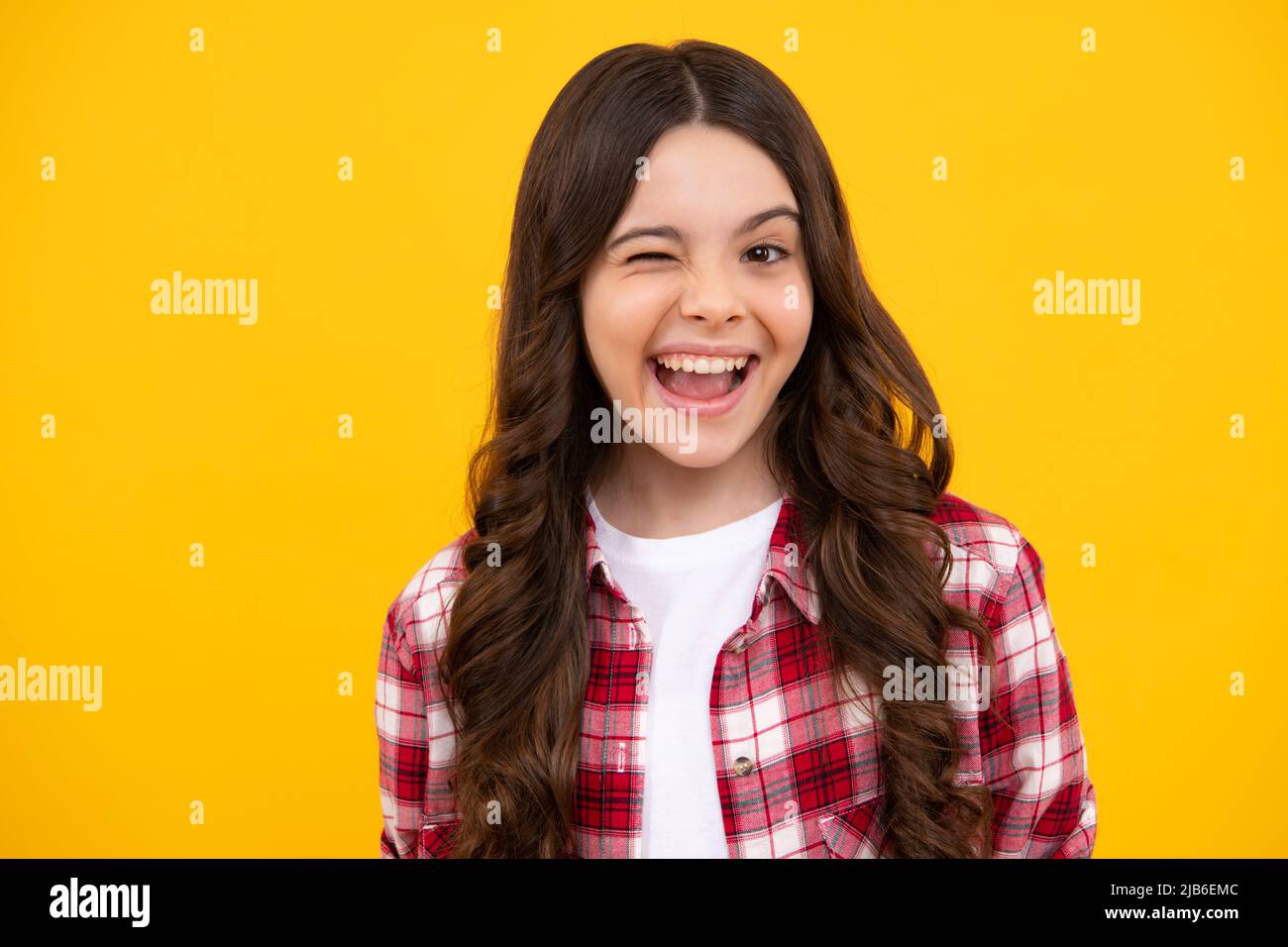 Adolescente felice, emozioni positive e sorridenti di ragazza teen. Ragazza bambino adolescente chiudere un occhio, svergolati e sorridente. Concetto di emozioni facciali umane. Divertente Foto Stock