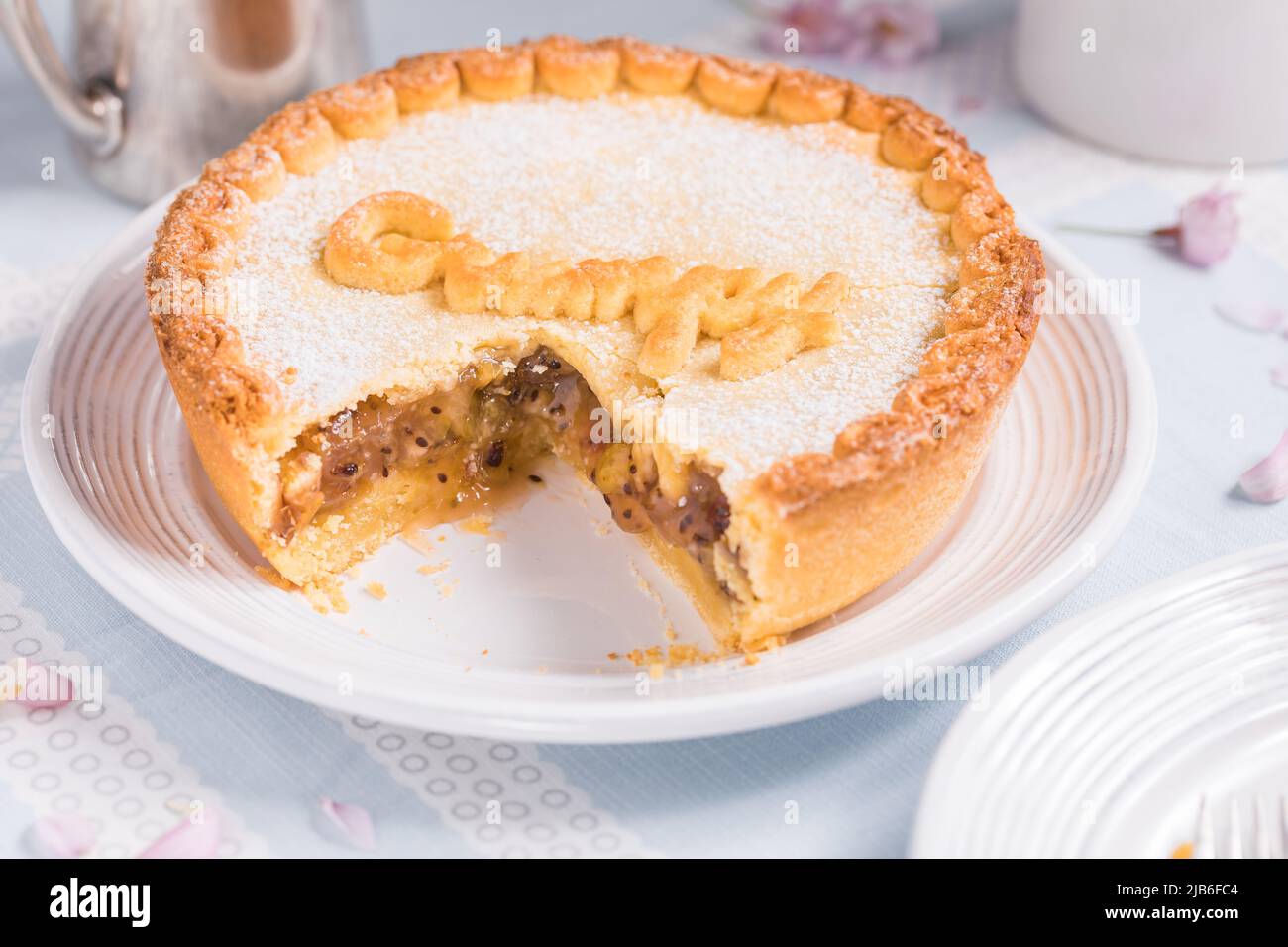 Torta di frutti di bosco con segno Grumpy su di esso, piatto popolare da fiaba bianco neve e sette nani Foto Stock