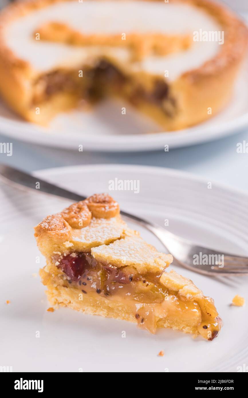 Torta di frutti di bosco con segno Grumpy su di esso, piatto popolare da fiaba bianco neve e sette nani Foto Stock