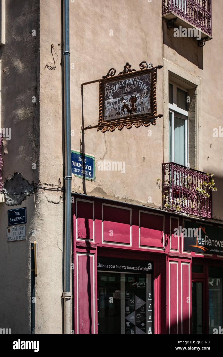 Old ruty segno sopra un negozio a Beziers, Francia Foto Stock