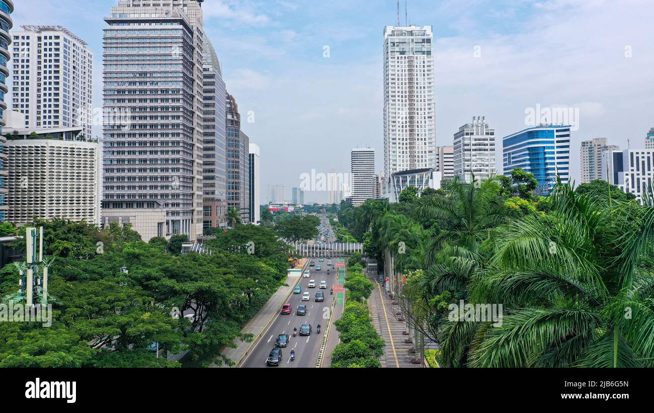 Vista aerea dell'autostrada di Jakarta traffico trafficato lungo Jendral Sudirman strada di giorno Foto Stock