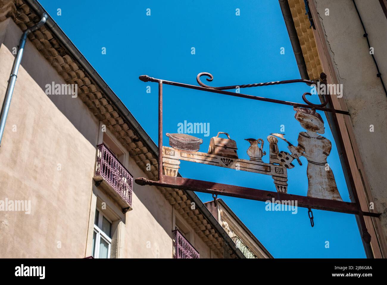 Antico segno silhouette sopra un vecchio negozio a Beziers, Francia 2022 Foto Stock
