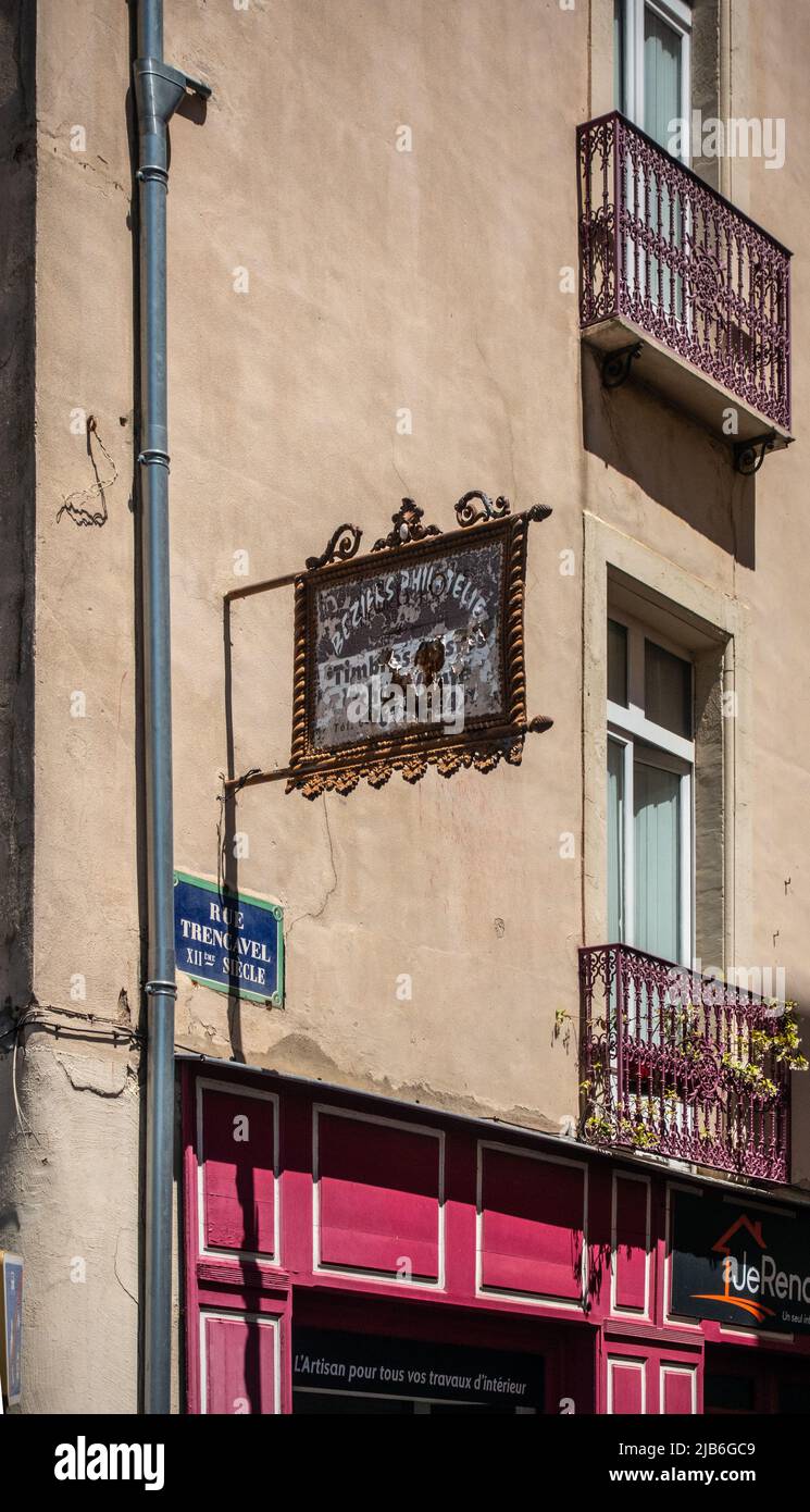 Old ruty segno sopra un negozio a Beziers, Francia Foto Stock