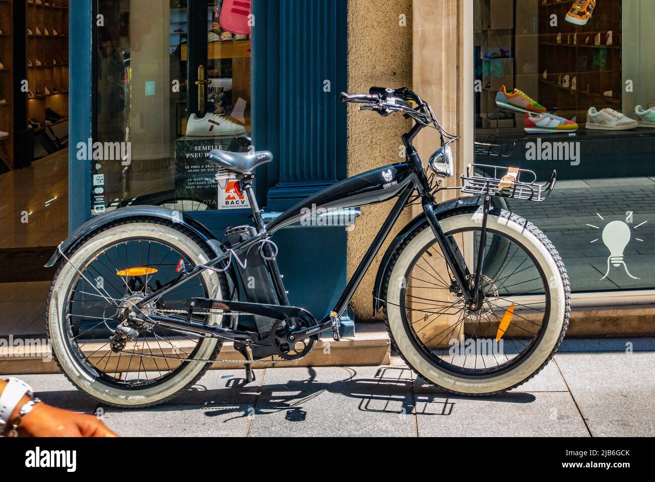 Fitch Fat Bike una bicicletta elettrica retrò fuori negozio a Beziers, Francia Foto Stock