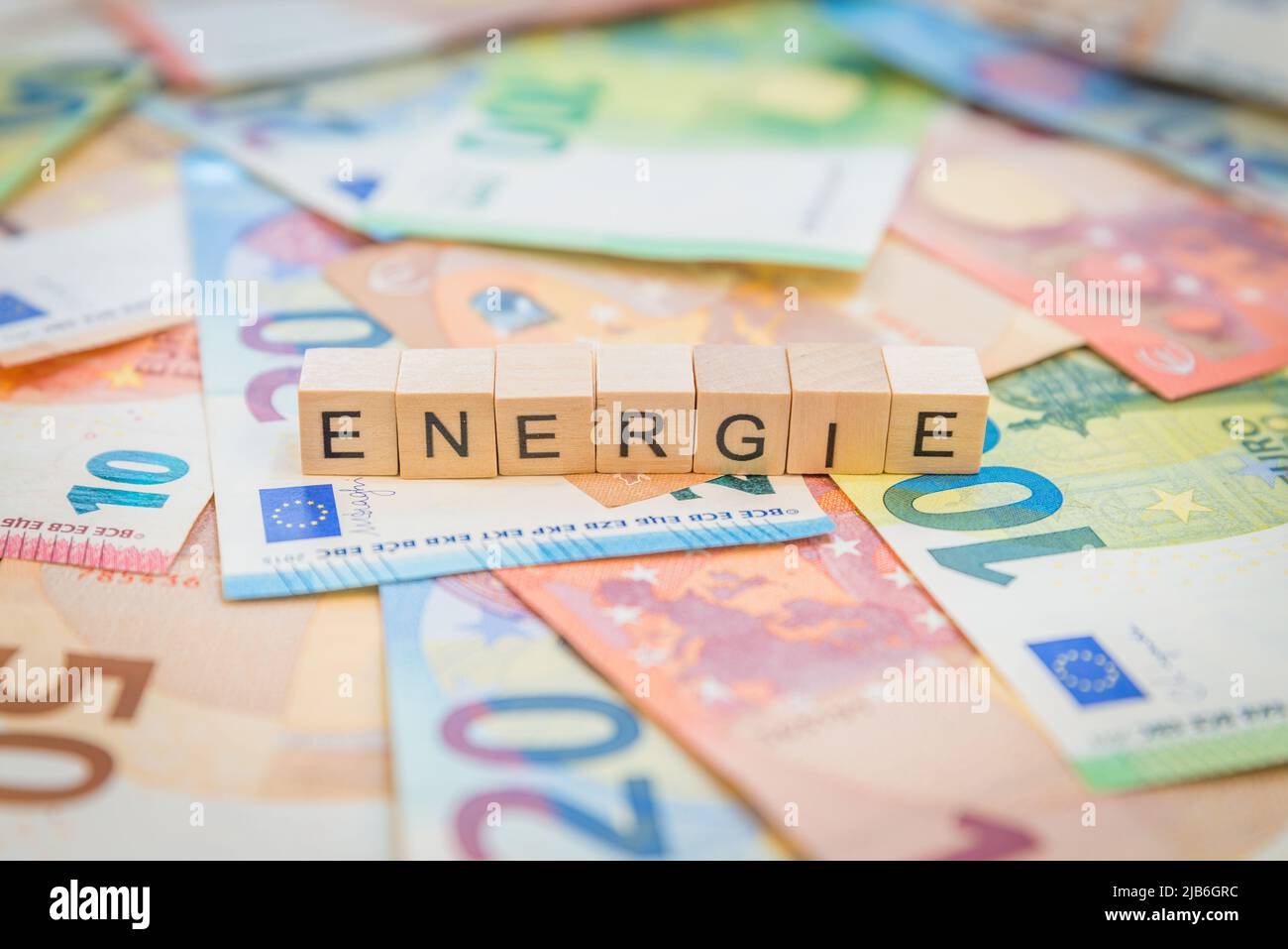 La parola Energie - in tedesco per l'energia - scritta sulle banconote banconote in euro con cubo di legno Foto Stock