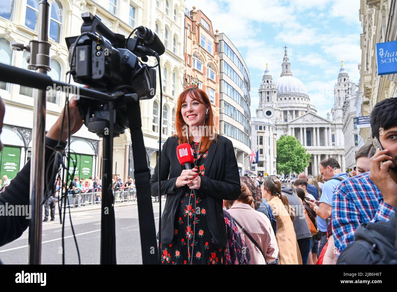 Londra UK 3rd Giugno 2022 - Un equipaggio televisivo tedesco guarda i membri della famiglia reale e gli ospiti al Servizio del Ringraziamento per il Giubileo del platino della Regina tenuto alla Cattedrale di St Paul a Londra : Credit Simon Dack / Alamy Live News Foto Stock Londra UK 3rd Giugno 2022 - Un equipaggio televisivo tedesco guarda i membri della famiglia reale e gli ospiti al Servizio del Ringraziamento per il Giubileo del platino della Regina tenuto alla Cattedrale di St Paul a Londra : Credit Simon Dack / Alamy Live News Foto Stock