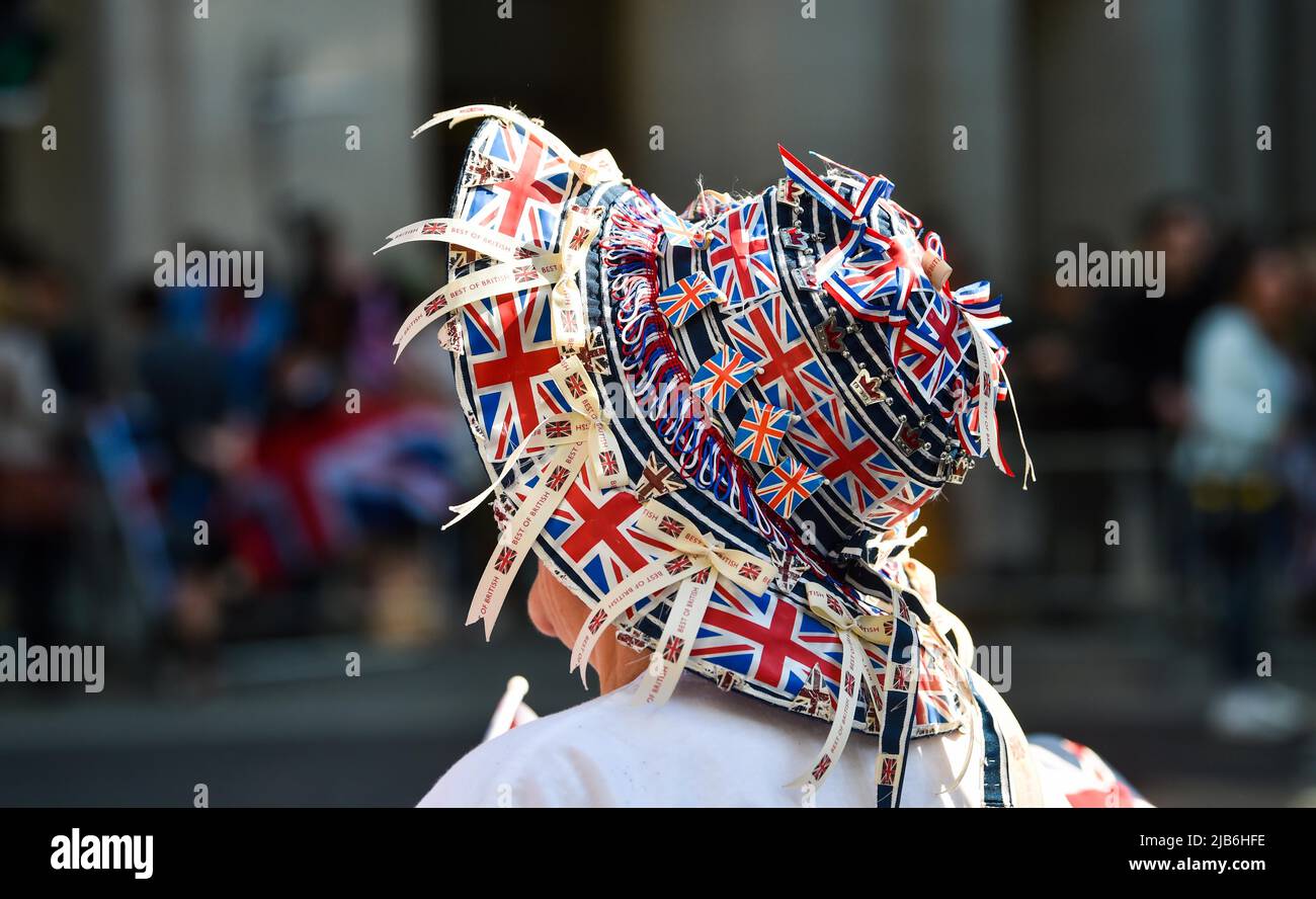 Londra UK 3rd Giugno 2022 - la folla reagisce e guarda i membri della famiglia reale e gli ospiti che partecipano al Servizio del Ringraziamento per il Giubileo del platino della Regina tenuto alla Cattedrale di St Paul a Londra : Credit Simon Dack / Alamy Live News Foto Stock