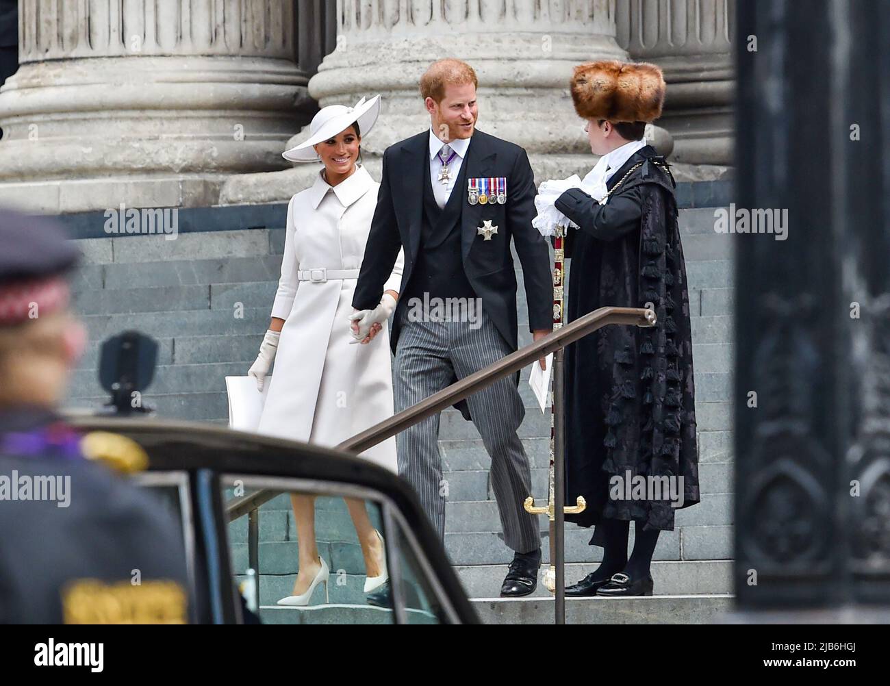 Londra UK 3rd Giugno 2022 - Harry e Meghan il Duca e la Duchessa del Sussex dopo aver partecipato al Servizio del Ringraziamento per il Giubileo del platino della Regina tenuto alla Cattedrale di St Paul a Londra : Credit Simon Dack / Alamy Live News Foto Stock