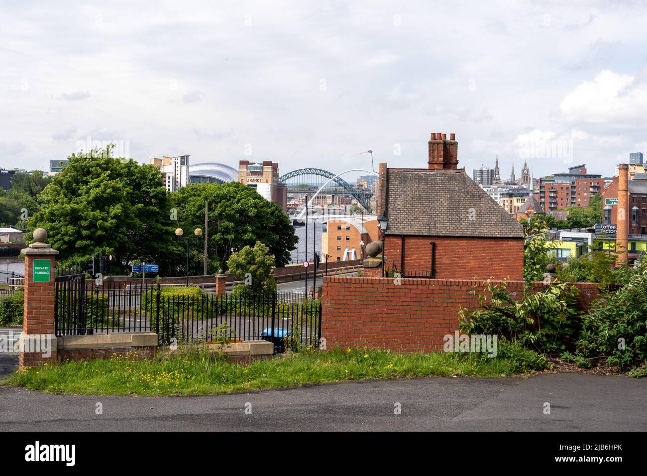 Vista dei Tyne Bridges dal Newcastle Enterprise Centre, Newcastle upon Tyne, Regno Unito. Foto Stock