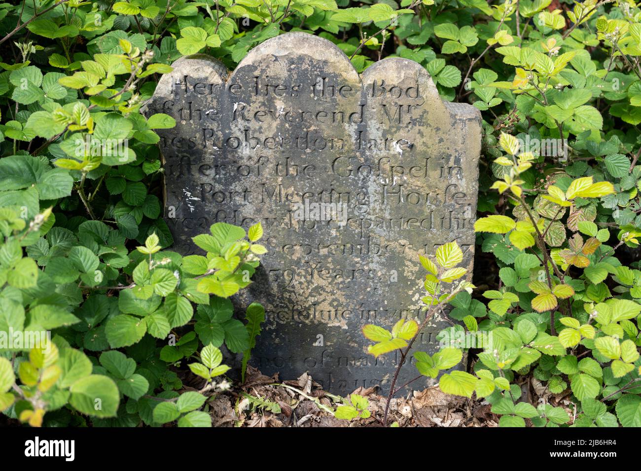 Vecchia lapide a Ballast Hills, un luogo di sepoltura non conformista e dissenziente nell'area di Ouseburn della città di Newcastle upon Tyne, Regno Unito. Foto Stock