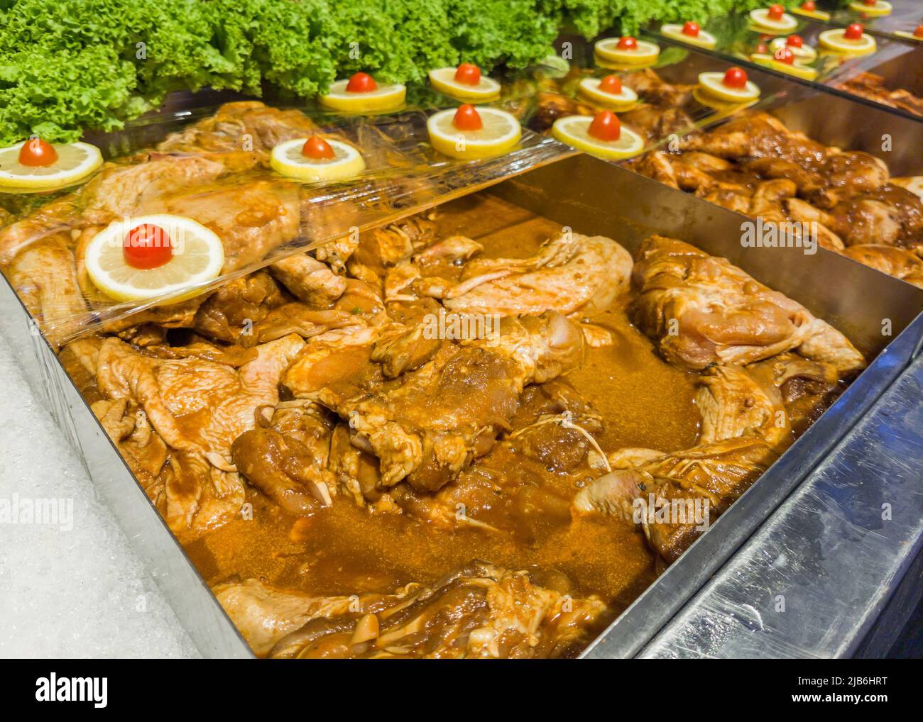 Vista ravvicinata della carne marinata sulla vendita di ais nel supermercato. Foto Stock