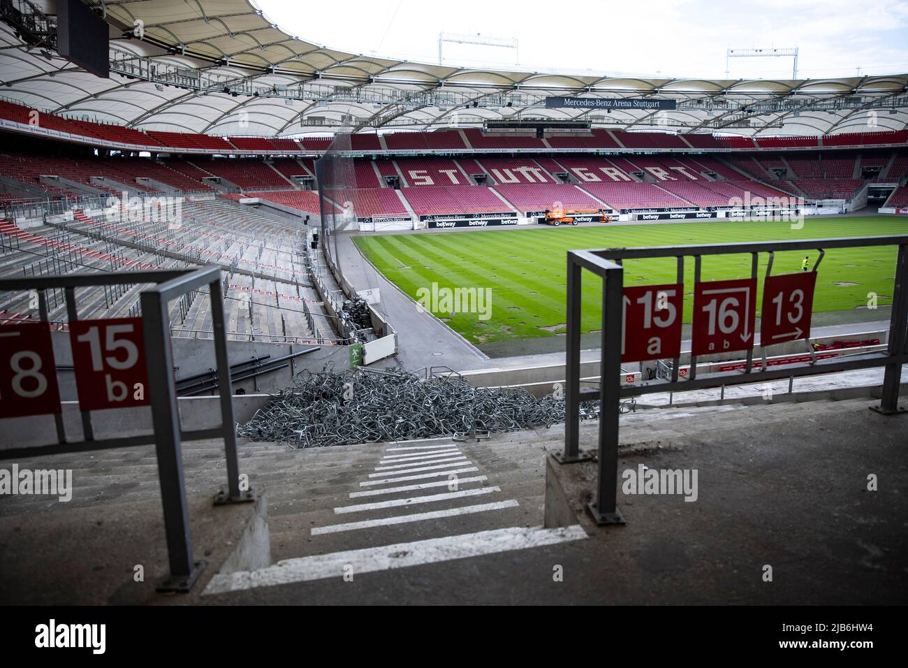 03 giugno 2022, Baden-Wuerttemberg, Stoccarda: Panoramica della  Mercedes-Benz Arena durante i lavori di ricostruzione dello stand  principale. Due anni prima del Campionato europeo di calcio 2024, è  iniziata la modernizzazione della Mercedes-Benz