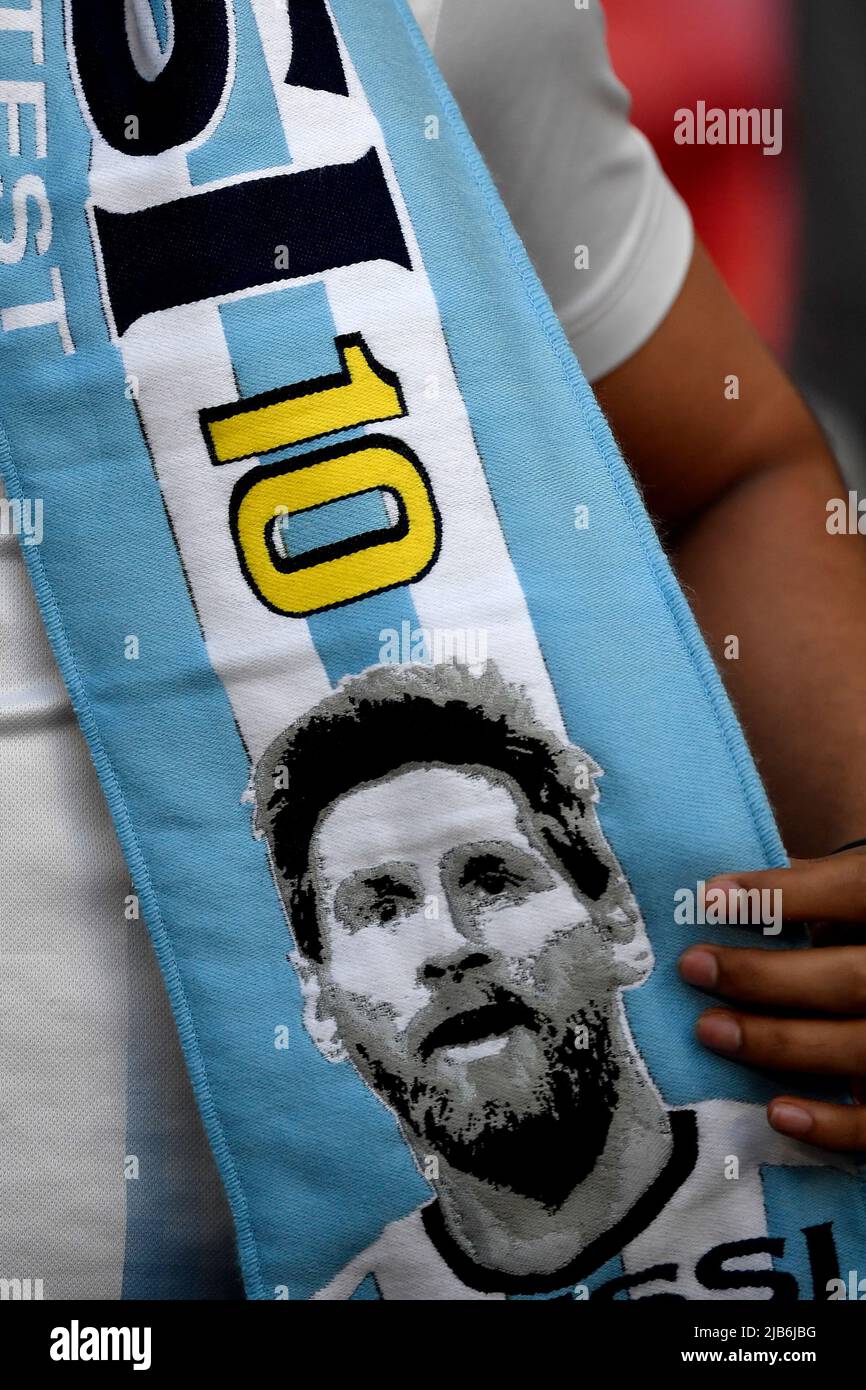 Una sciarpa con ritratto di Lionel messi si vede durante la partita di  calcio del Trofeo Finalissima 2022 tra Italia e Argentina allo stadio  Wembley di Londra Foto stock - Alamy