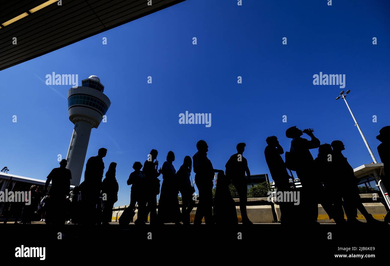 2022-06-03 12:50:11 SCHIPHOL - viaggiatori in attesa in lunghe file fuori a Schiphol. I viaggiatori possono accedere alle sale partenze solo se il loro volo parte entro quattro ore. E 'di nuovo occupato con i turisti che probabilmente vogliono fare una pausa durante il lungo fine settimana di Pentecoste. ANP ROBIN VAN LONKHUIJSEN olanda OUT - belgio OUT Foto Stock