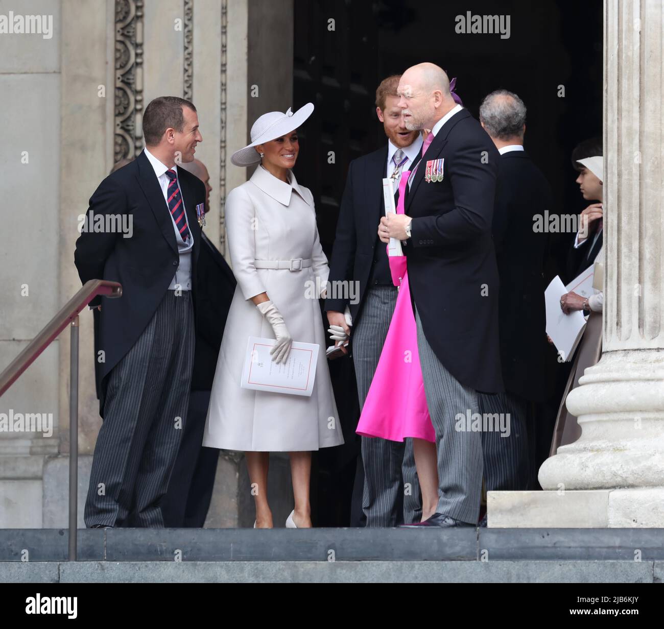 Londra, Regno Unito. 3rd giugno 2022. Meghan e il Principe Harry chiacchierano con Zara e Mike Tindall mentre lasciano il Servizio di ringraziamento per la Regina Elisabetta II di HRH per celebrare il suo Giubileo del platino alla Cattedrale di St Paul a Londra. Credit: James Boardman/Alamy Live News Foto Stock