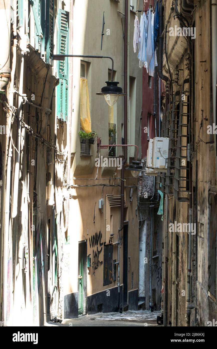 Vicoli stretti nel centro storico di Genova, Italia Foto Stock