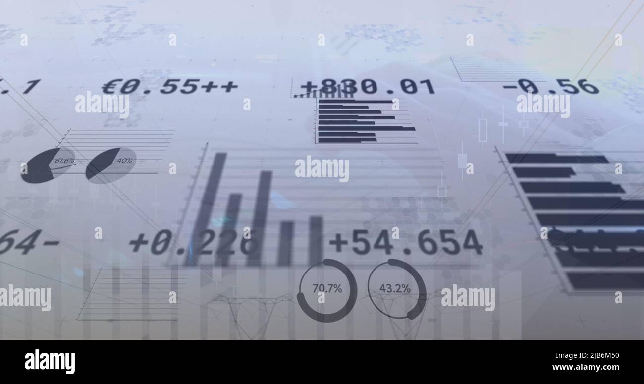 Immagine del trattamento dei dati finanziari su uomo caucasico digitando parola chiave e paesaggio Foto Stock