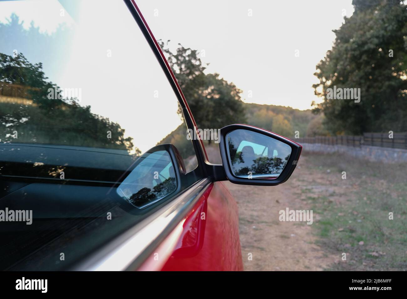 Auto guida nella foresta. Riflesso di davanti alla vettura. Foto Stock