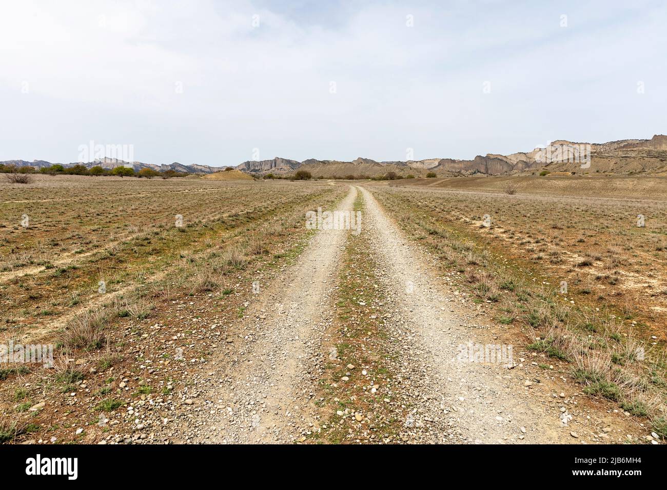 Strada di ghiaia su una piana asciutta della parte meridionale del parco nazionale di Vashlovani in Georgia Foto Stock