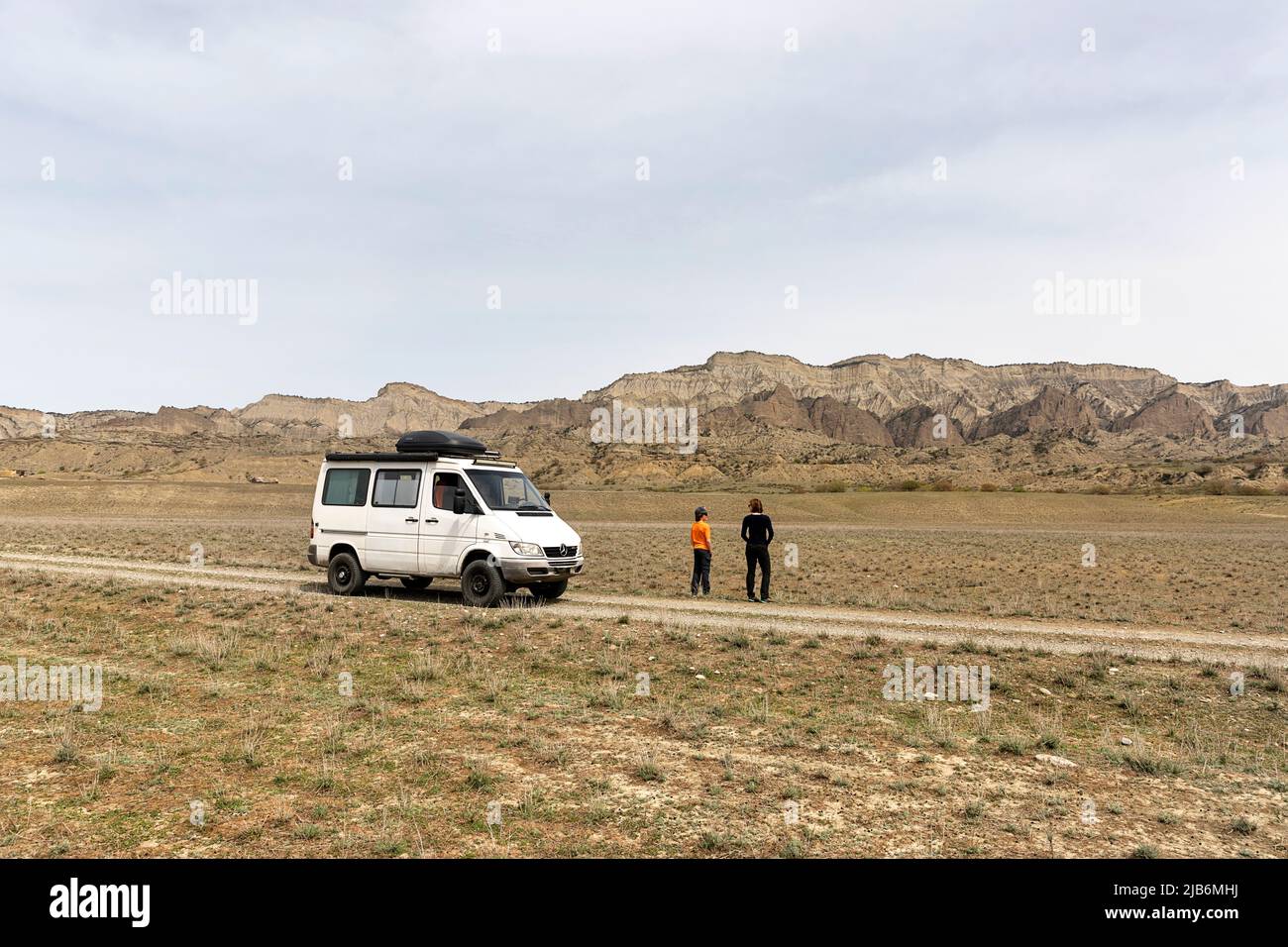 Madre e figlio in un viaggio in famiglia in Georgia, esplorando la pianura asciutta del parco nazionale di Vashlovani a bordo di un camper 4x4 Foto Stock