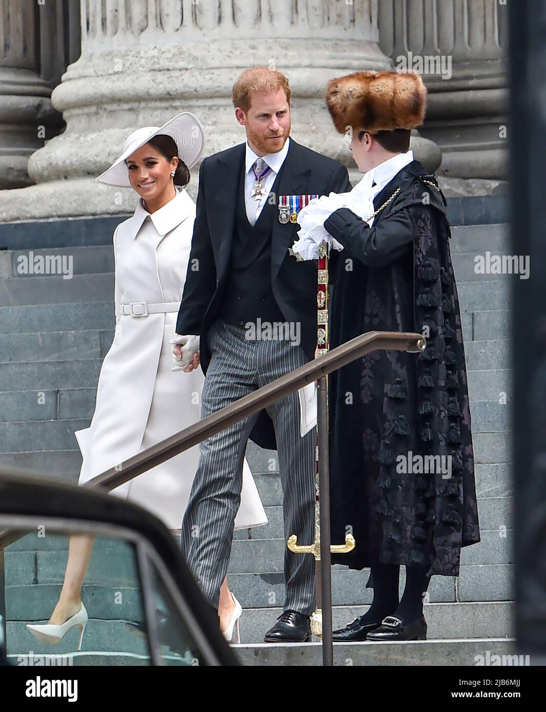 Londra UK 3rd Giugno 2022 - Harry e Meghan il Duca e la Duchessa del Sussex dopo aver partecipato al Servizio del Ringraziamento per il Giubileo del platino della Regina tenuto alla Cattedrale di St Paul a Londra : Credit Simon Dack / Alamy Live News Foto Stock