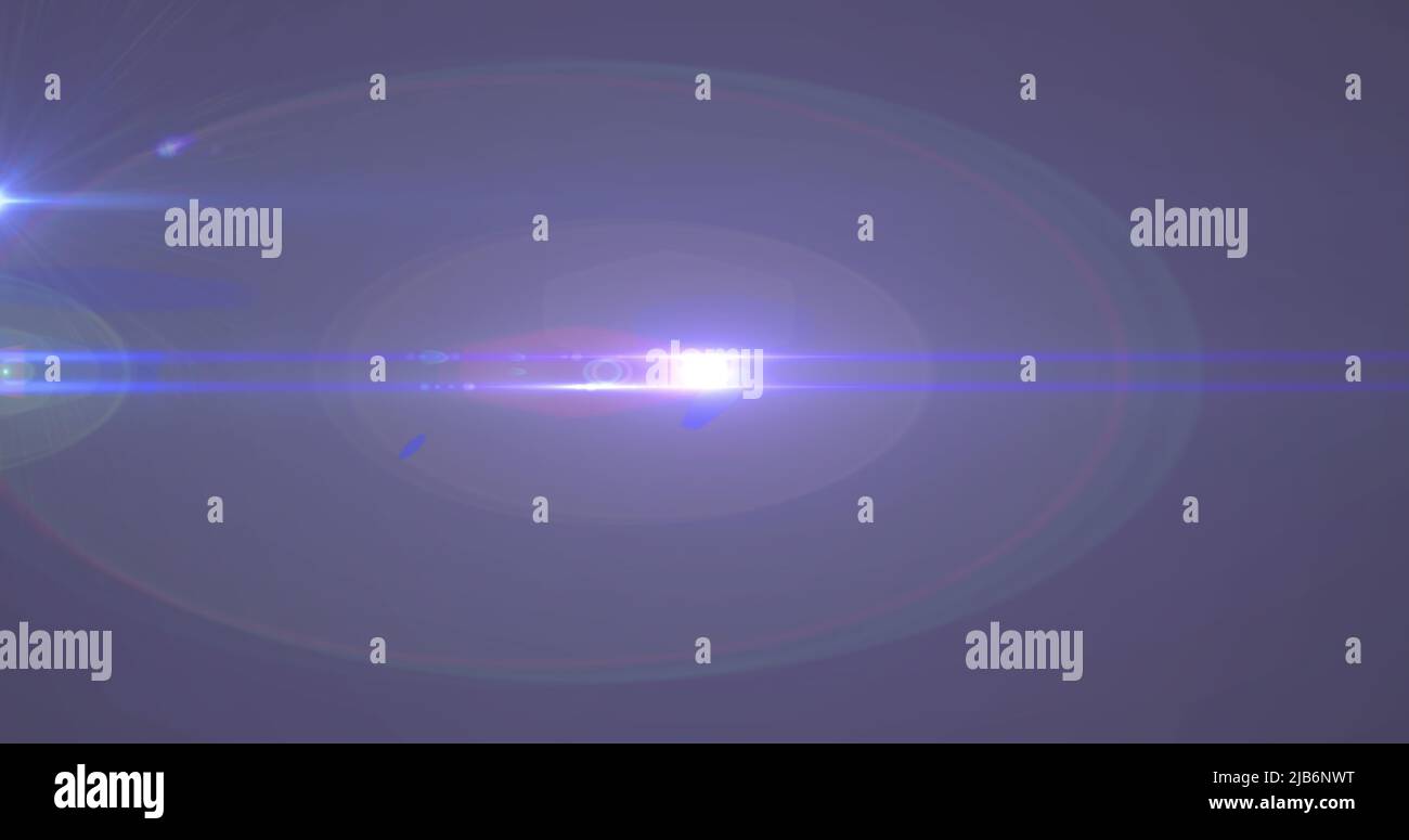 Immagine del faretto con lente svasata e fasci di luce che si muovono su sfondo scuro Foto Stock