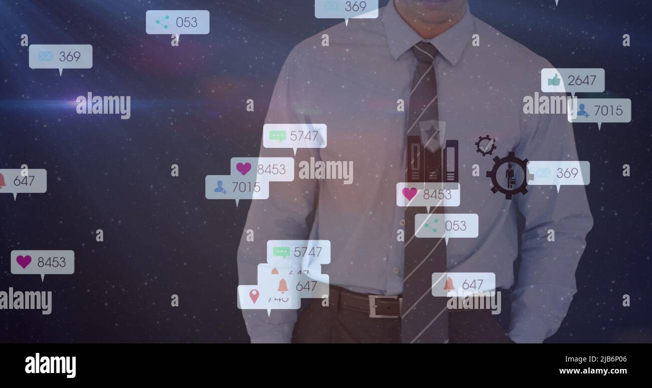 Immagine delle icone e dei numeri dei social media sull'uomo d'affari su sfondo viola Foto Stock