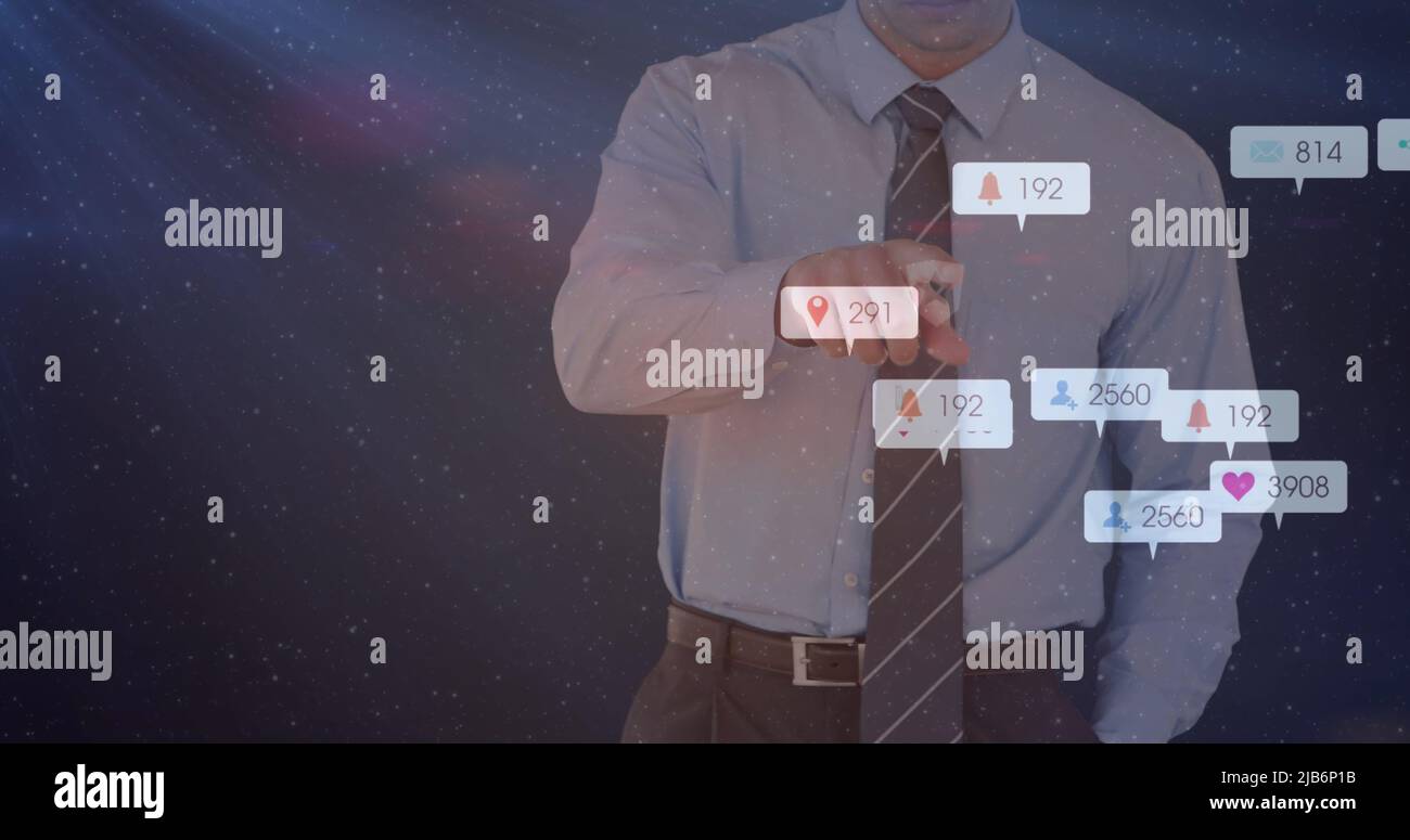 Immagine delle icone e dei numeri dei social media sull'uomo d'affari su sfondo viola Foto Stock