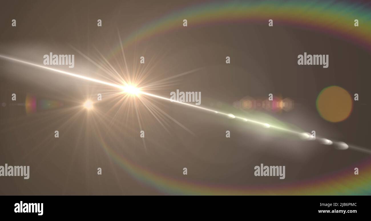 Immagine di luce bianca con fascio e lente prismatica che si illumina su sfondo grigio Foto Stock