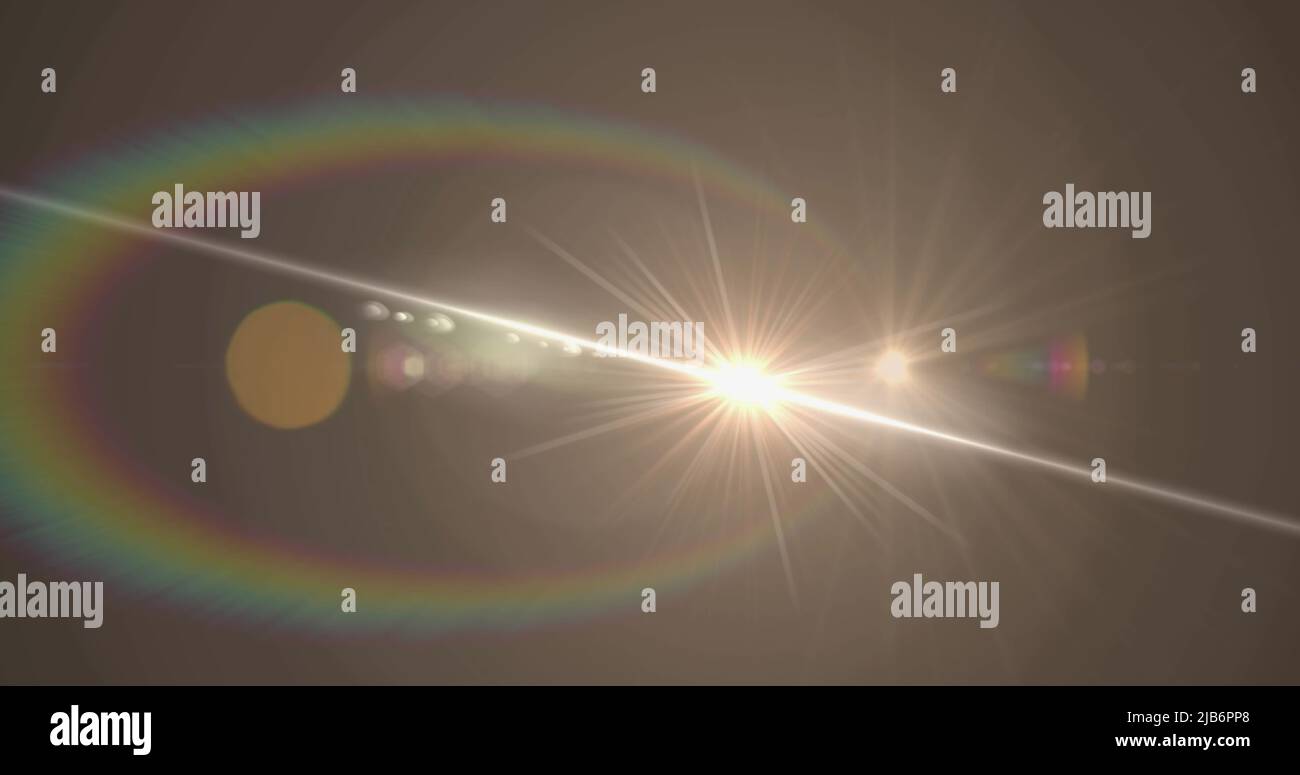 Immagine di luce bianca con fascio e lente prismatica che si illumina su sfondo grigio Foto Stock