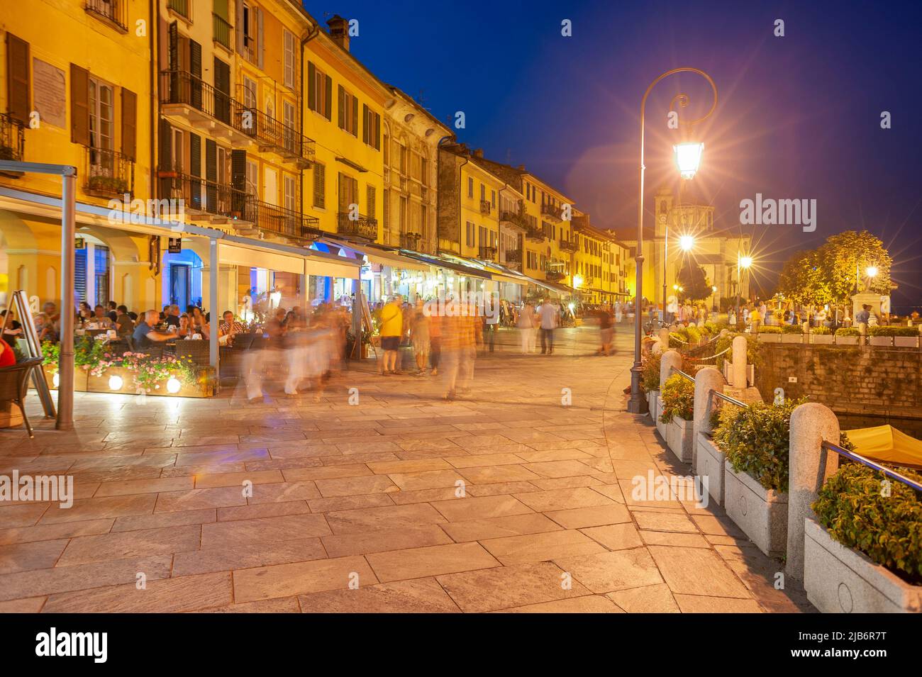 Passeggiata con facciate storiche della casa, sullo sfondo la chiesa del Santuario della SS Pieta, Cannobio Piemonte, Italia, Europa Foto Stock