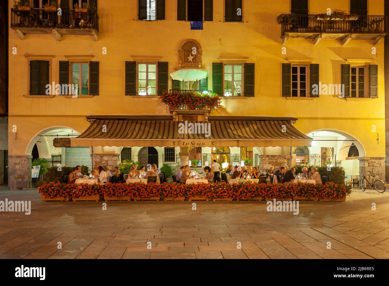 Facciate storiche e ristoranti lungo il lungomare del Lago maggiore, Cannobio, Piemonte, Italia, Europa Foto Stock