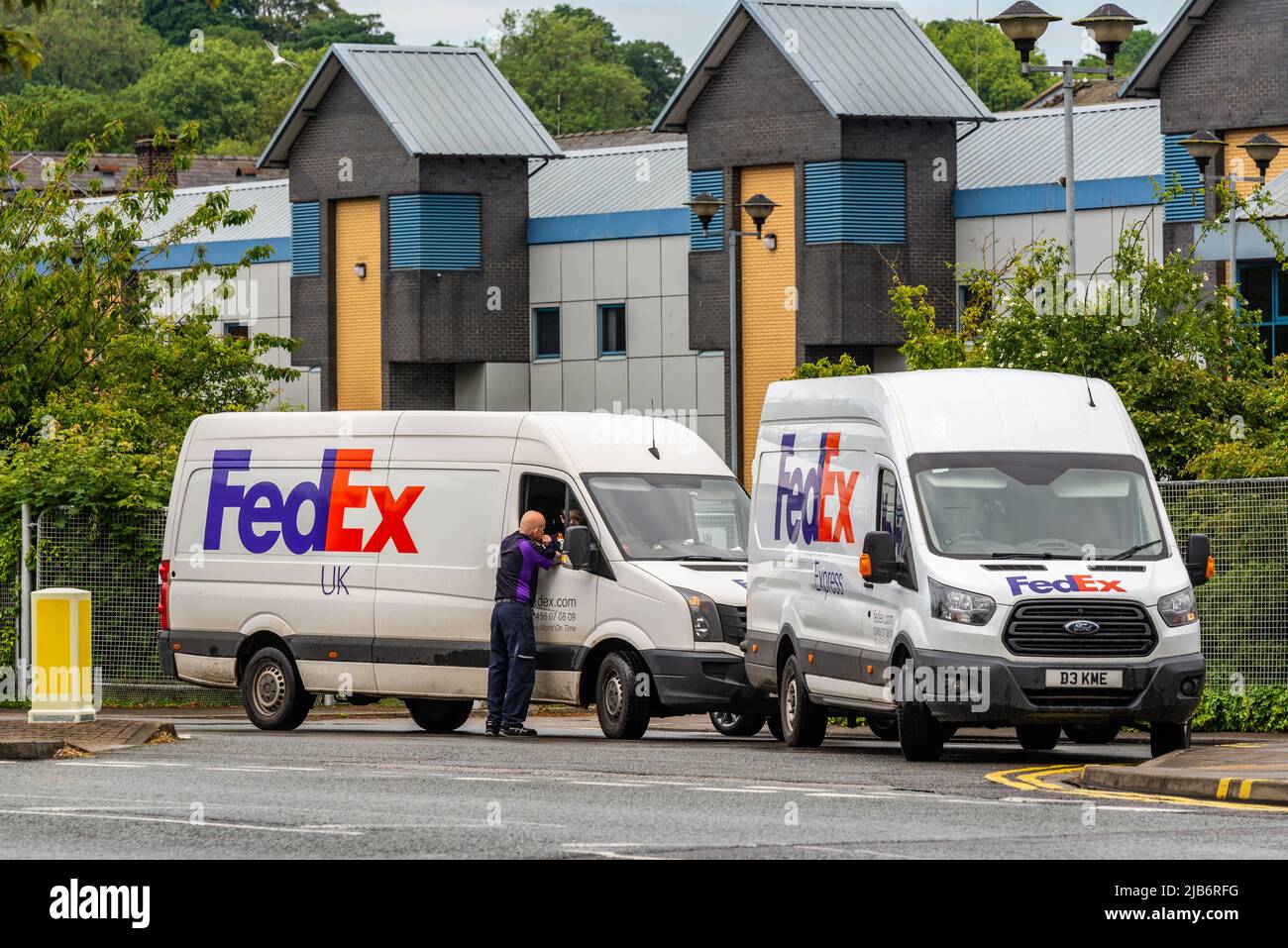 Due furgoni FedEx parcheggiati a Lincoln, Lincolnshire, Regno Unito. Foto Stock