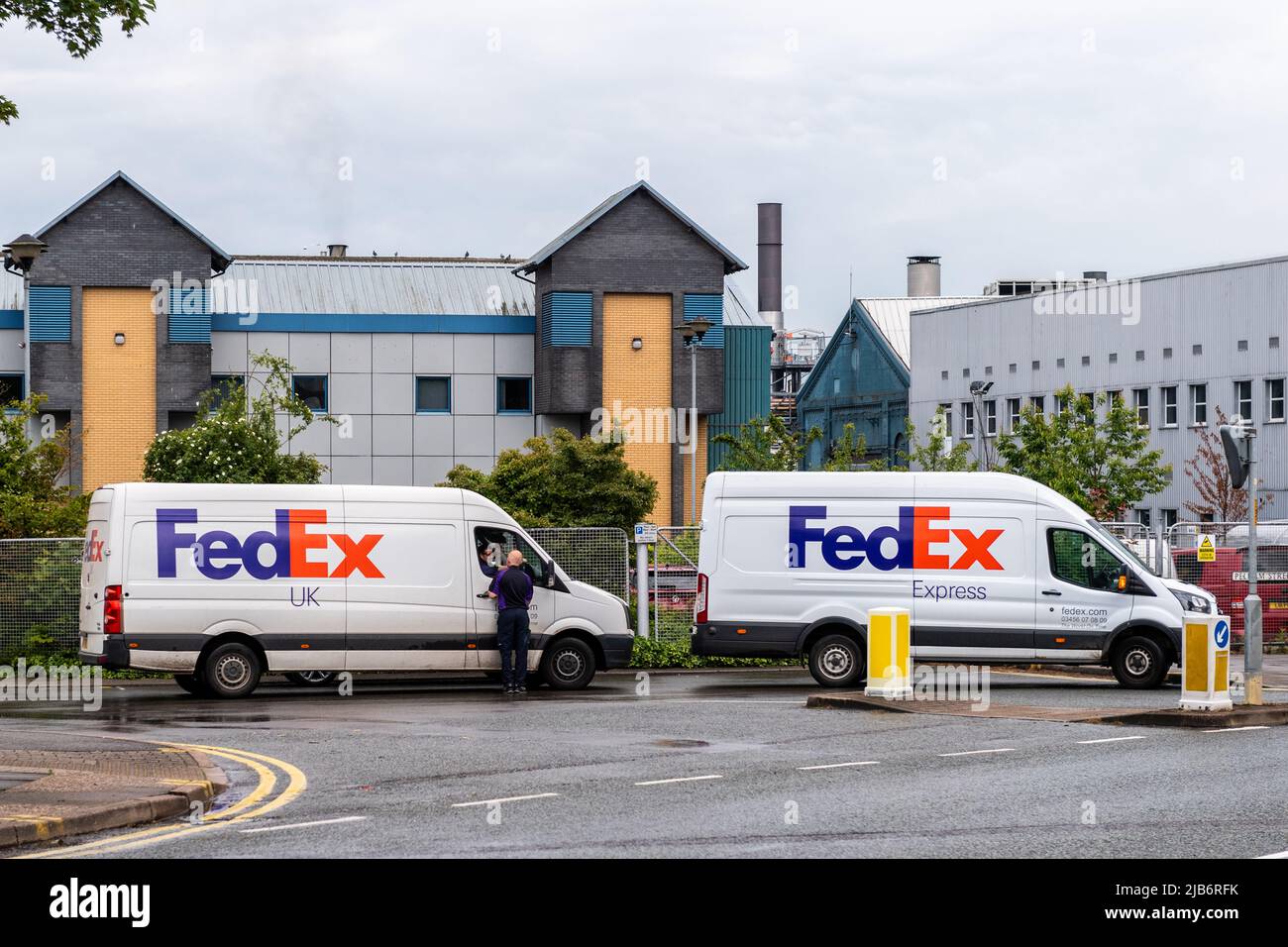 Due furgoni FedEx parcheggiati a Lincoln, Lincolnshire, Regno Unito. Foto Stock