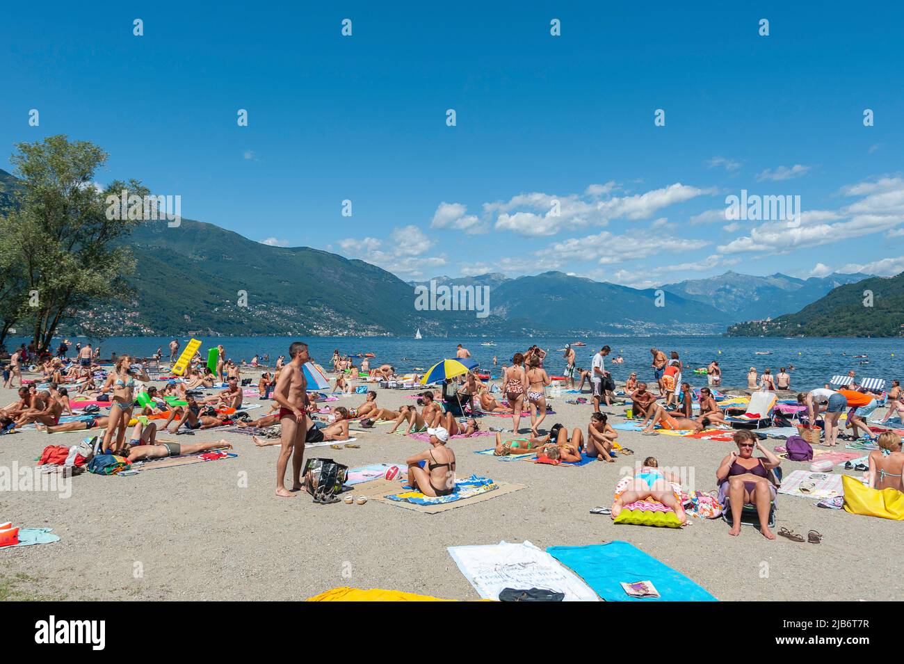 Turisti sulla spiaggia e sul Lago maggiore, Cannobio, Piemonte, Italia, Europa Foto Stock