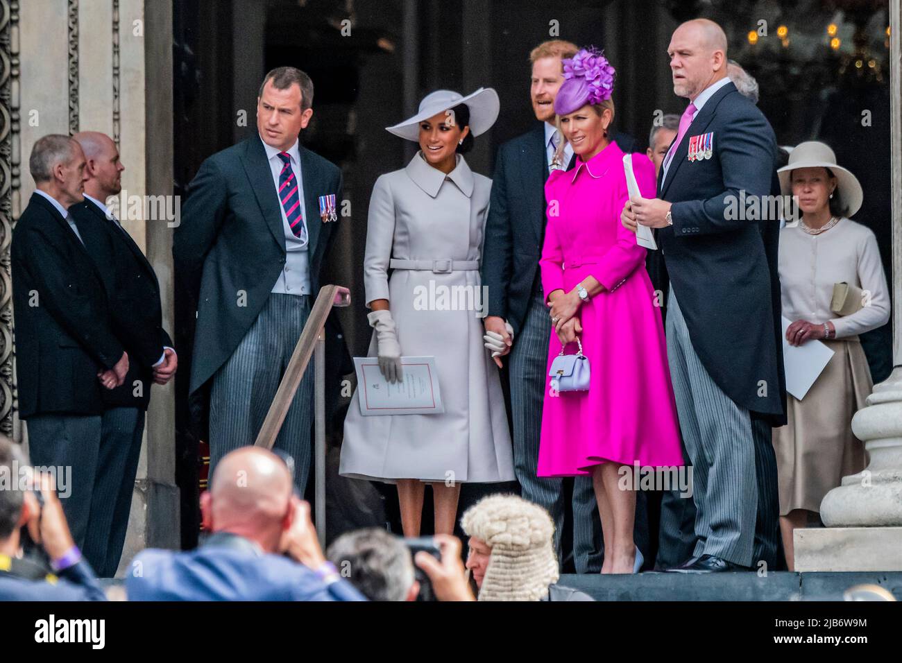 Londra, Regno Unito. 3rd giugno 2022. Il principe Harry e Megan, duca e duchessa del Sussex, partiscono dopo aver chiacchierato con Mike Tindal e Zara Phillips e Peter Phillips - il servizio del Ringraziamento alla Cattedrale di St Pauls come parte delle celebrazioni per il Giubileo del platino di HM la Regina Elisabetta. Credit: Guy Bell/Alamy Live News Foto Stock