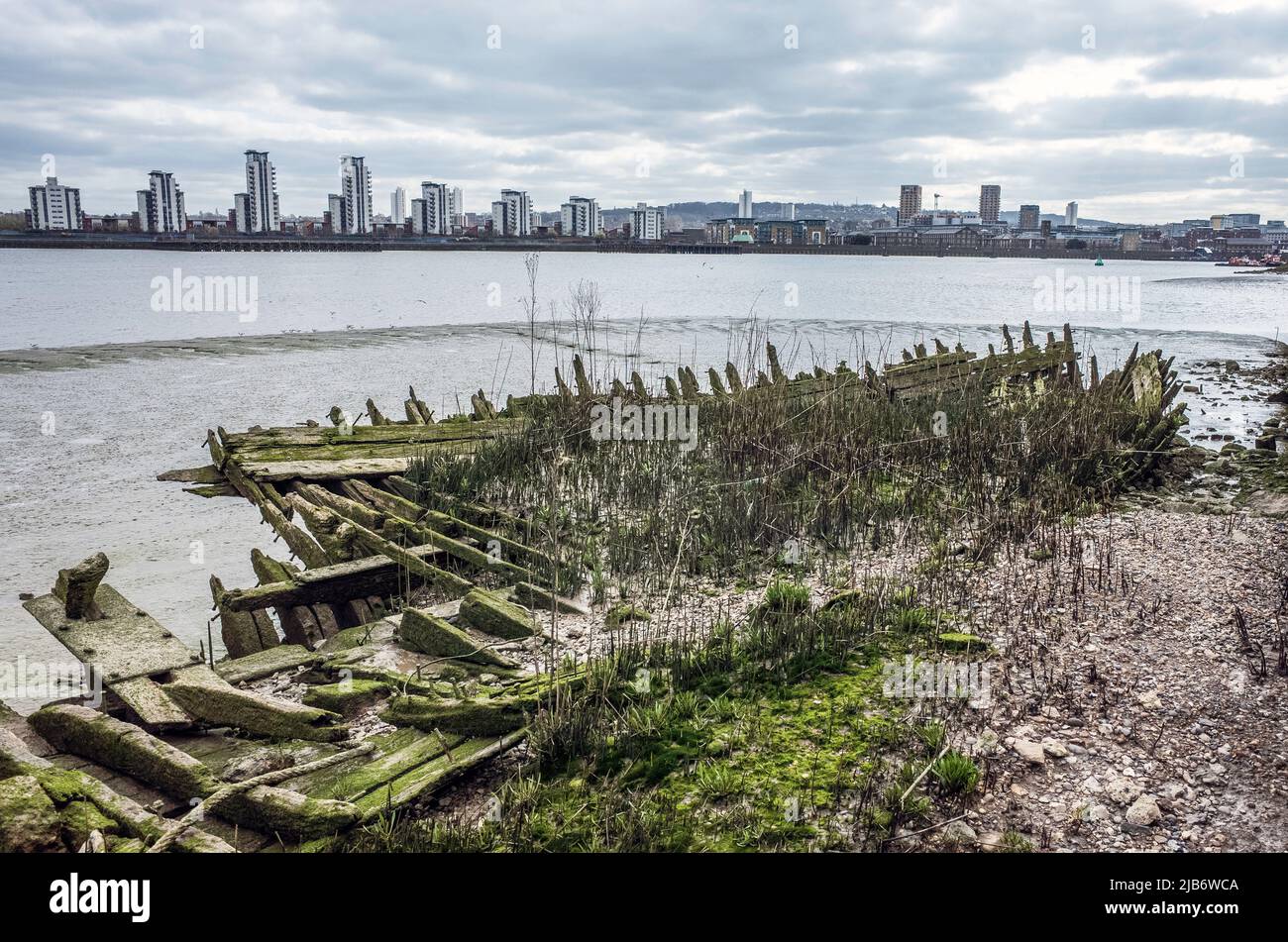 Vecchio relitto barca sulla riva nord del Tamigi vicino Gallions raggiungere. Foto Stock