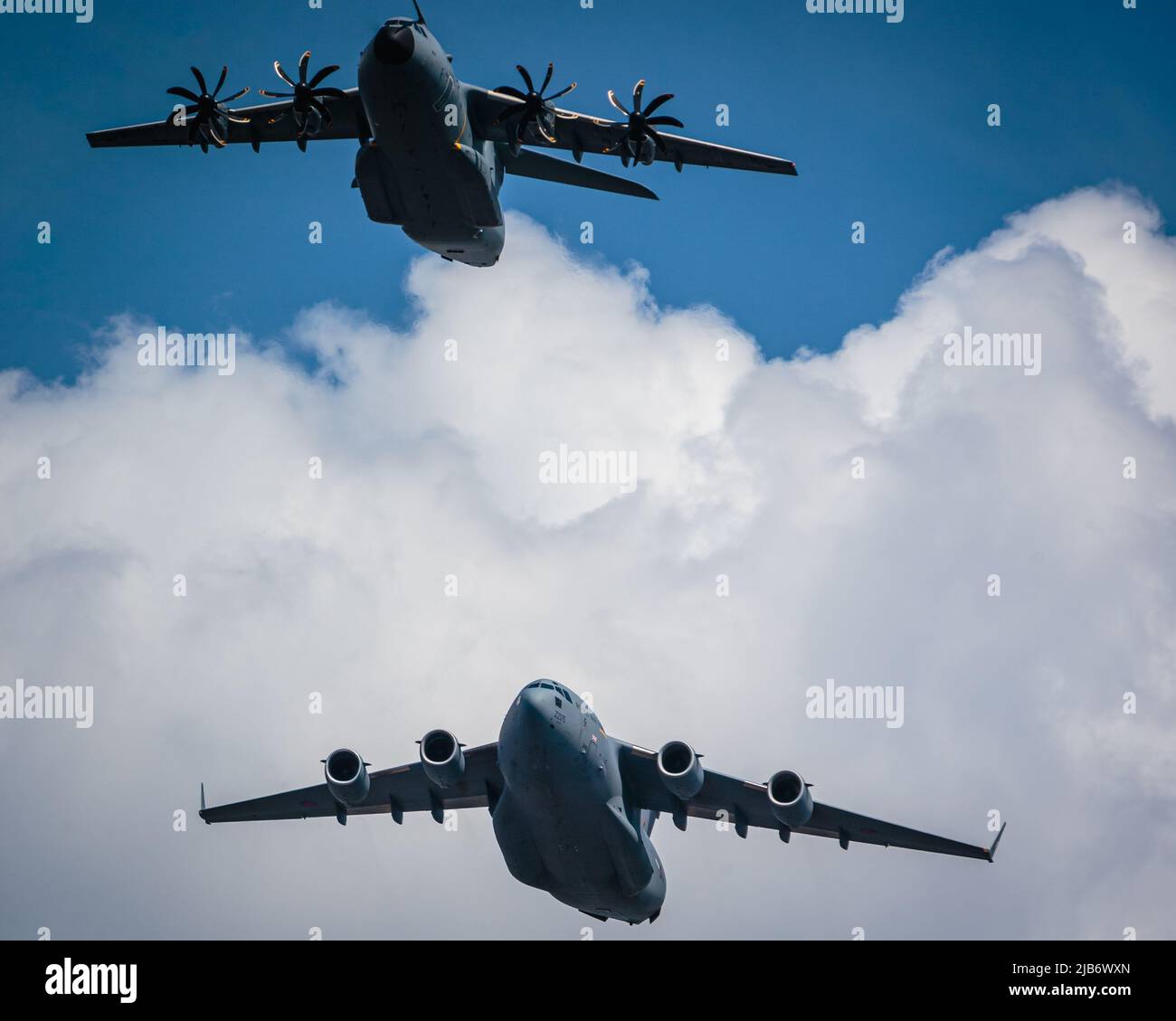 I bombardieri Lancster sorvolano Londra in formazione per il Giubileo di platino. Foto Stock