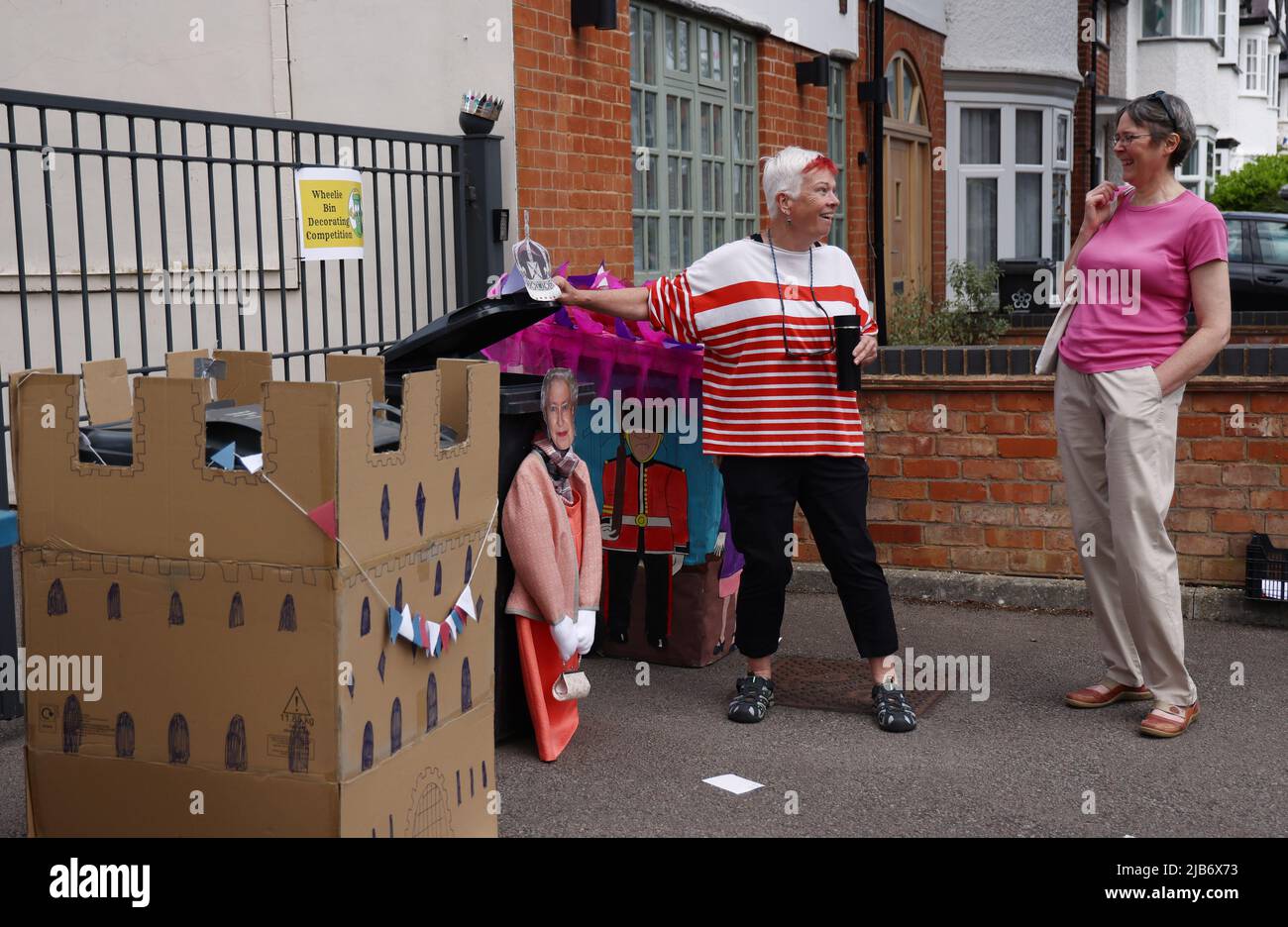 Leicester, Leicestershire, Regno Unito. 3rd giugno 2022. I residenti osservano una competizione di decorazione del bidone della ruota durante la festa di strada di Knighton Church Road per celebrare il Giubileo del platino della regina. Credit Darren Staples/Alamy Live News. Foto Stock